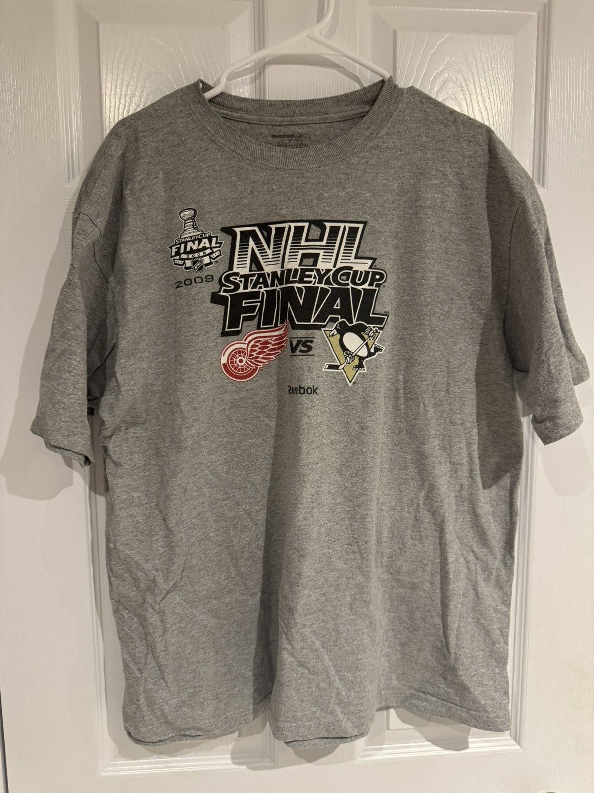 Vintage NHL Penguins VS Redwings tee