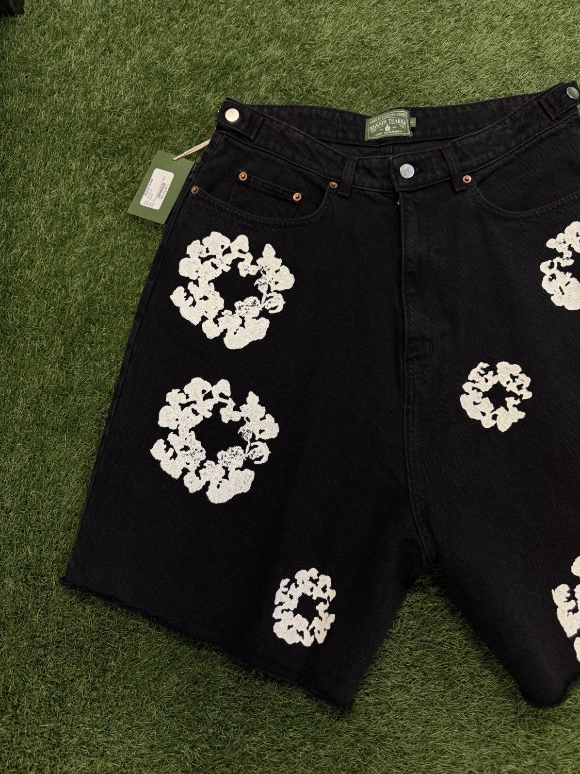 DENIM TEARS Denim Tears Cotton Wreath Shorts Balck Size L (NEW) Size US 29 - 2 Thumbnail