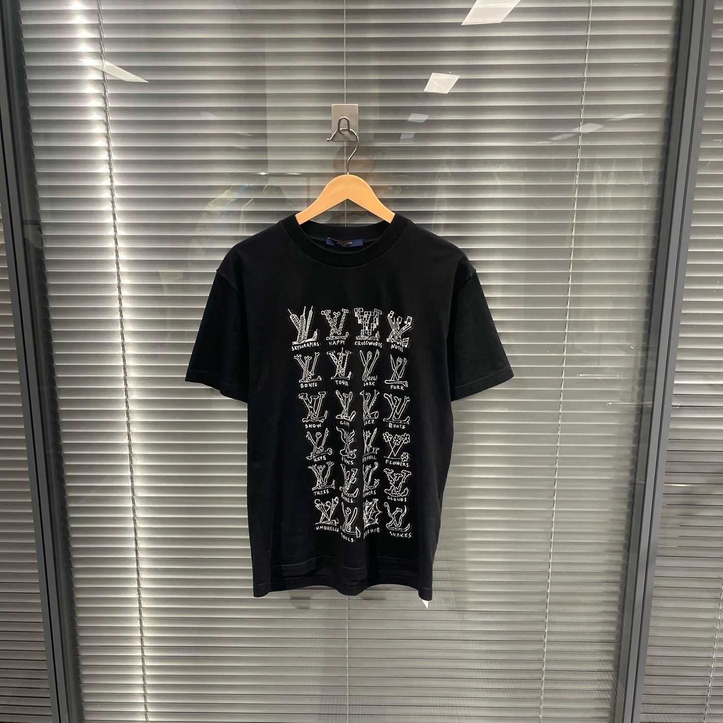 Louis Vuitton Louis Vuitton Hand Sign Multi-Element Logo Tee M Size US M / EU 48-50 / 2 - 1 Thumbnail