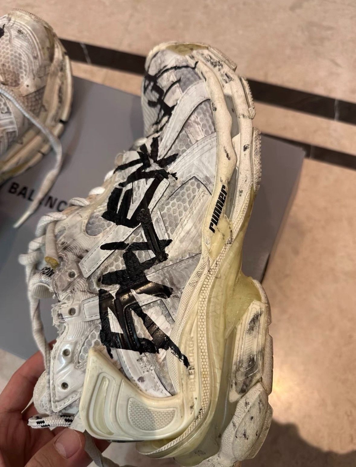 Balenciaga Balenciaga runner white graffiti old style Size US 8 / EU 41 - 6 Thumbnail