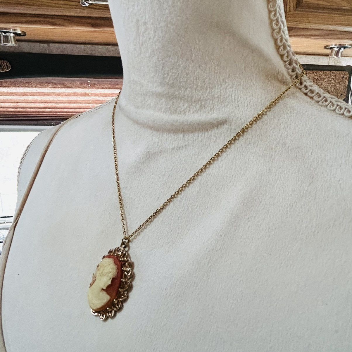 Vintage Vintage filigree dogtooth Victorian lady cameo necklace Size ONE SIZE - 4 Thumbnail