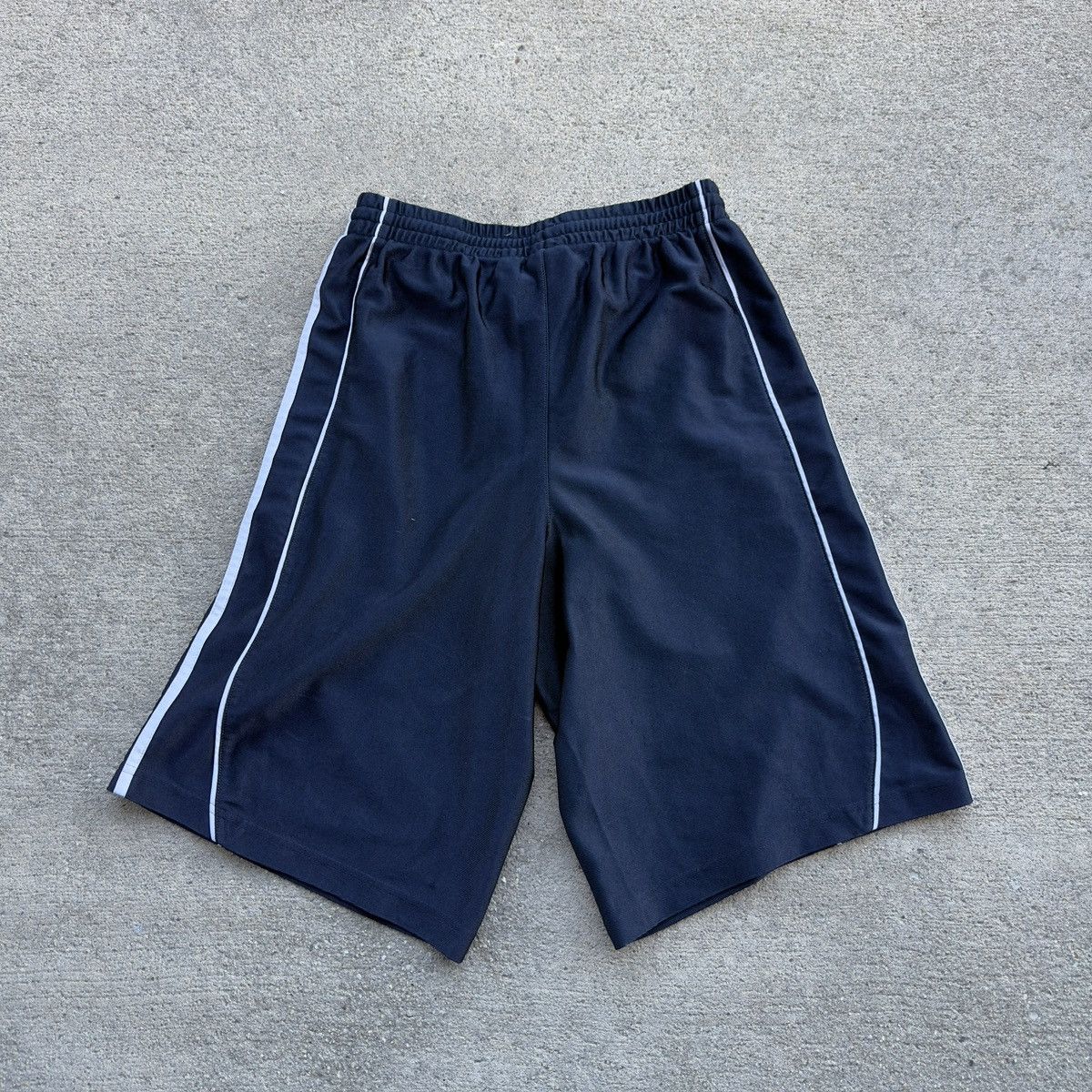 Adidas Adidas shorts Size US 28 / EU 44 - 2 Thumbnail