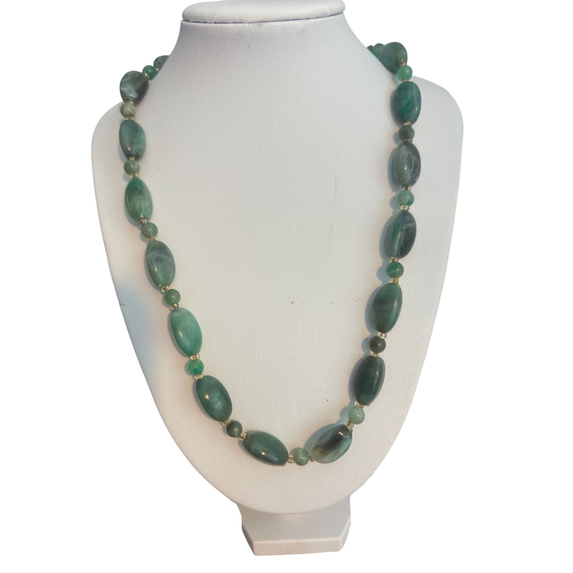Other Vintage Green Marbled Acrylic Bead Necklace Oval Round Beads Size ONE SIZE - 1 Thumbnail