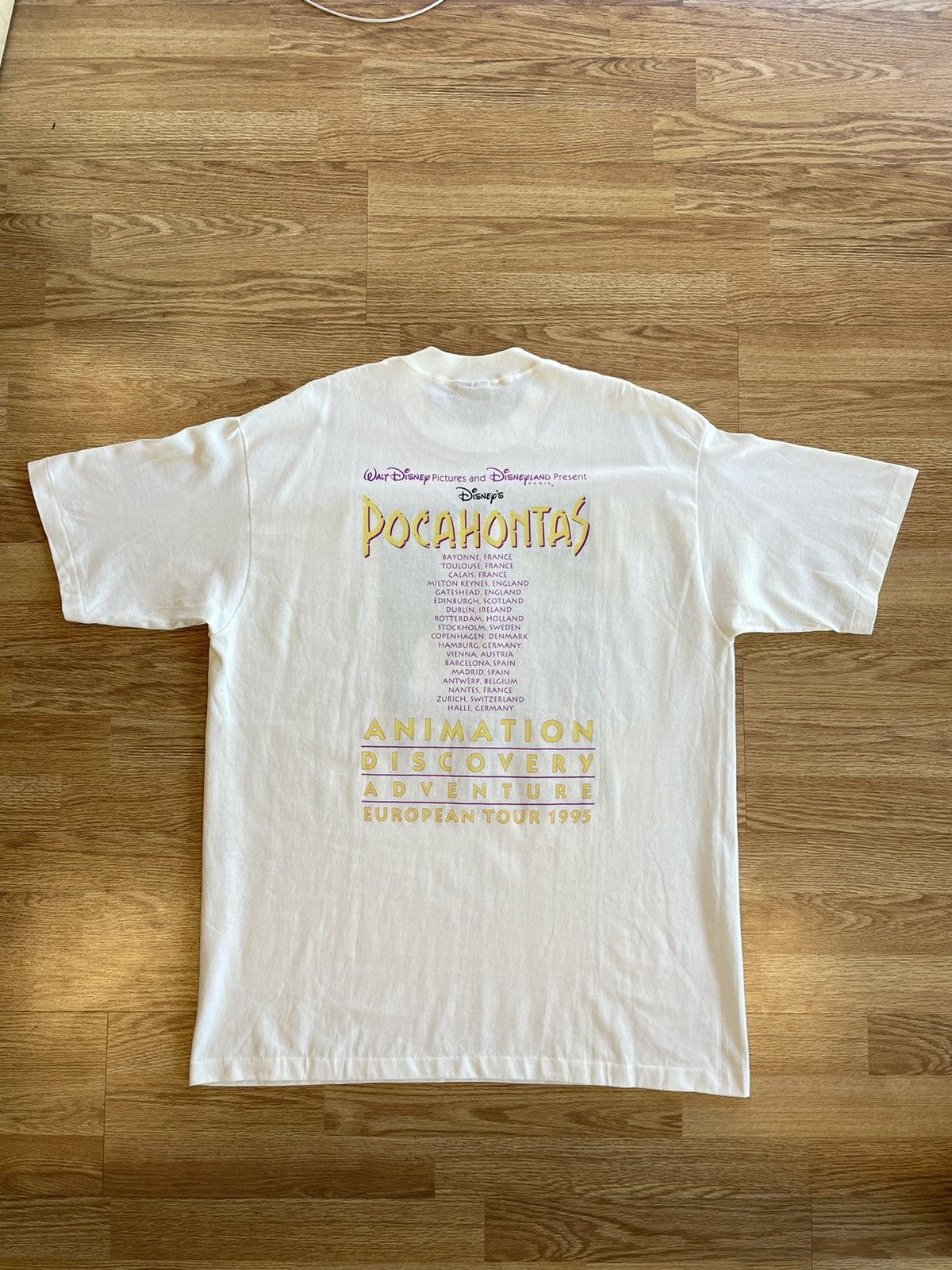 Band Tees × Disney × Vintage 1995 Pocahontas Disney Tour tee Size US XXL / EU 58 / 5 - 6 Thumbnail