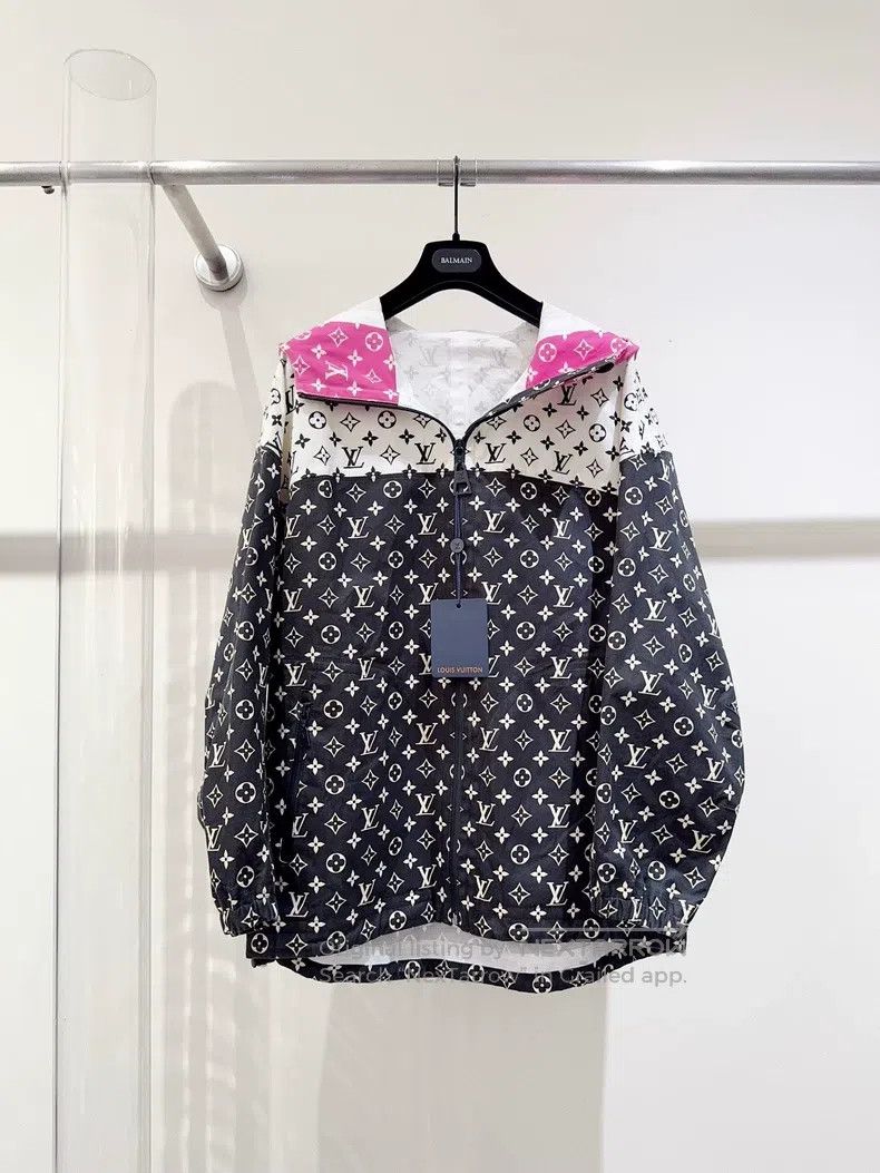 Louis Vuitton Louis Vuitton 22 Autumn and Winter Full Logo Jacket Size XS / US 0-2 / IT 36-38 - 1 Thumbnail