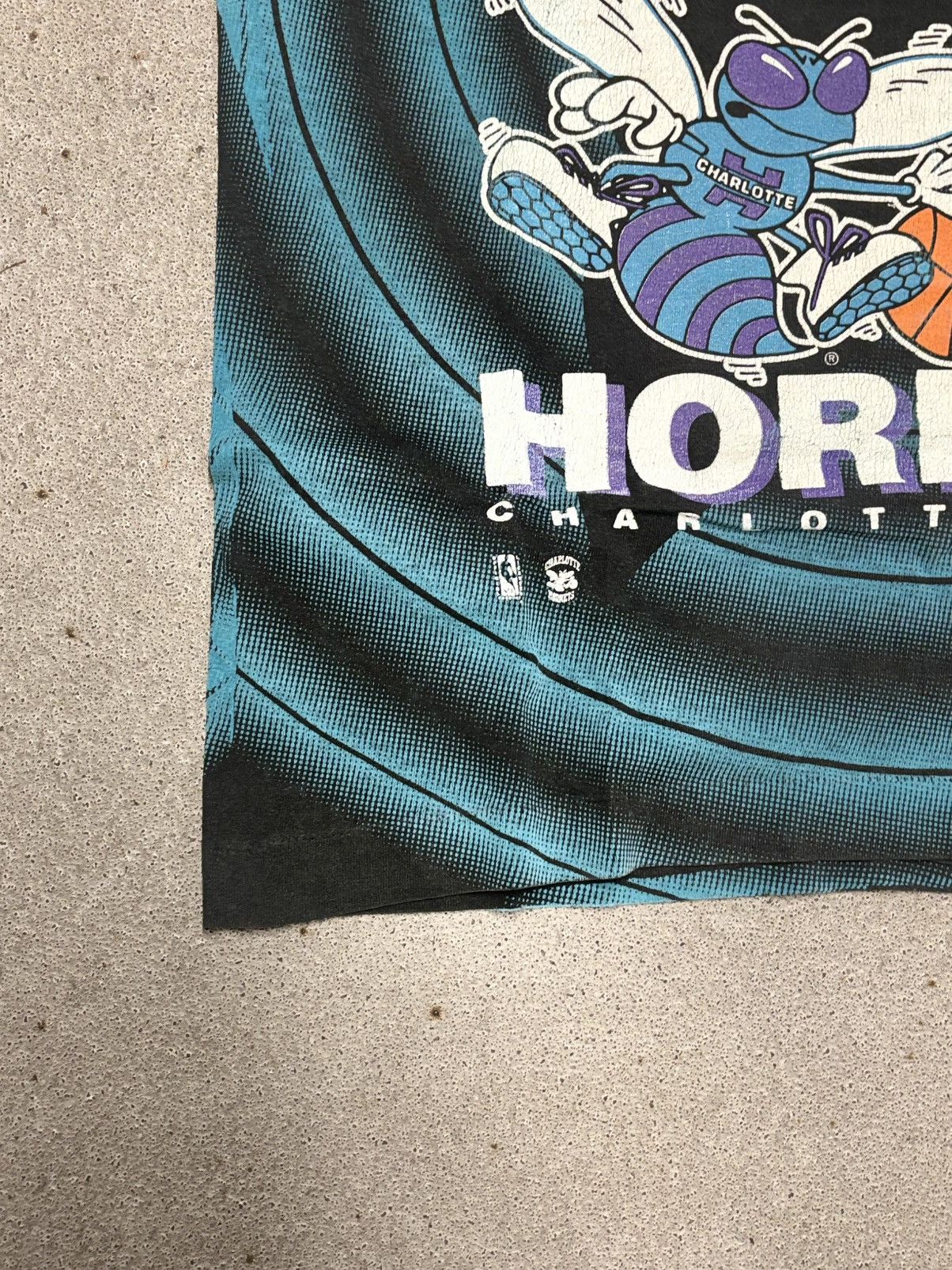 NBA 1990s (SLIGHTLY DISTRESSED) NBA CHARLOTTTE HORNETS TSHIRT Size US XL / EU 56 / 4 - 5 Thumbnail