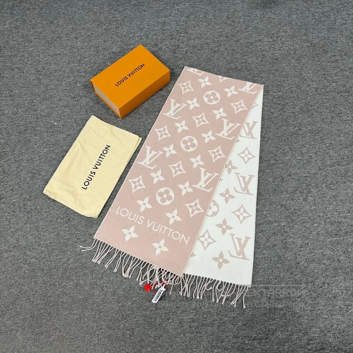 Louis Vuitton Louis Vuitton Pink White Logo Tassel Scarf. Size ONE SIZE - 1 Thumbnail