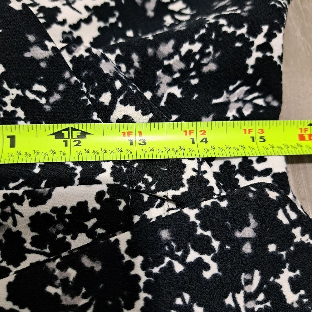 Club Monaco Club Monaco Casual Floral Wrap Dress Black/White Knee Length Size M / US 6-8 / IT 42-44 - 8 Thumbnail