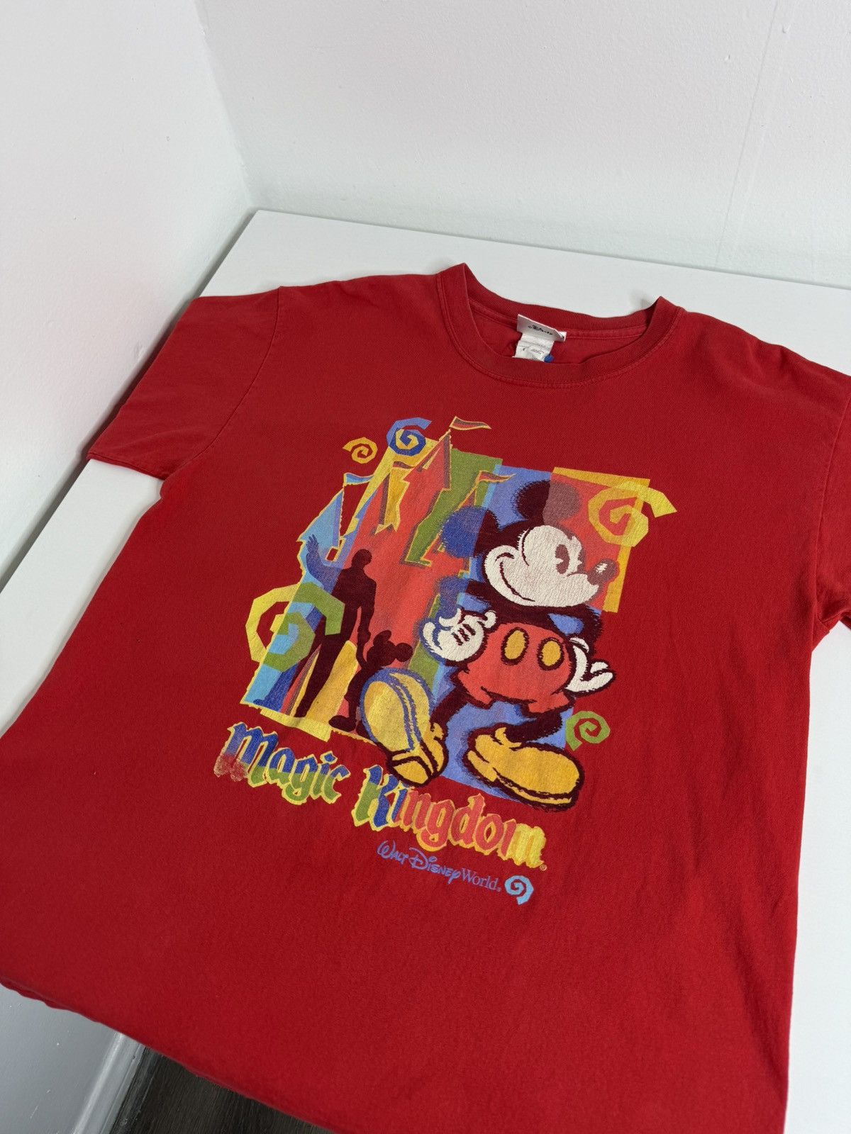 Vintage VINTAGE 1990’s Disney Magic Kingdom Tee "Red" (XL) *PREOWNED Size US XL / EU 56 / 4 - 1 Thumbnail