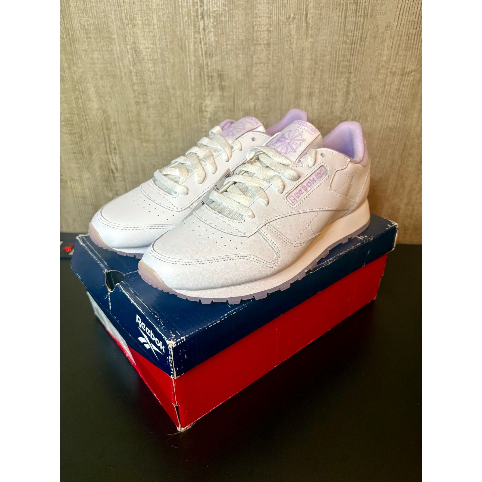 Reebok NWT 9.5W - Classic Leather Reebok Running Shoe (wht/purple) Size US 9.5 / IT 39.5 - 2 Thumbnail
