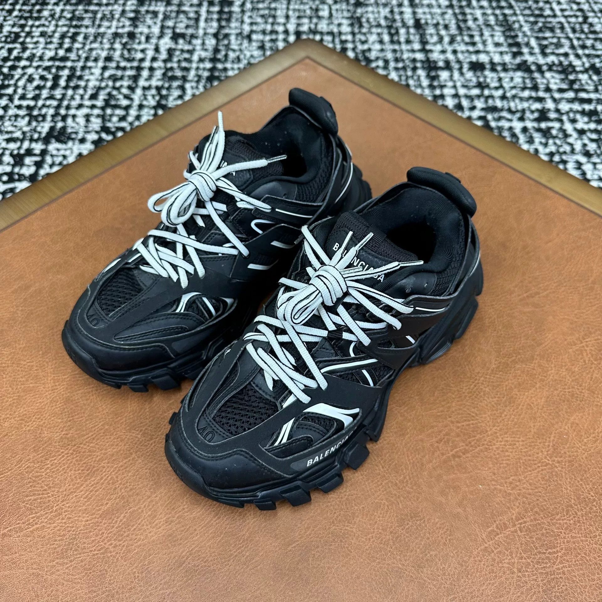 Balenciaga Balenciaga Black Lowtop Sneakers 7 Men Size US 7 / EU 40 - 1 Thumbnail