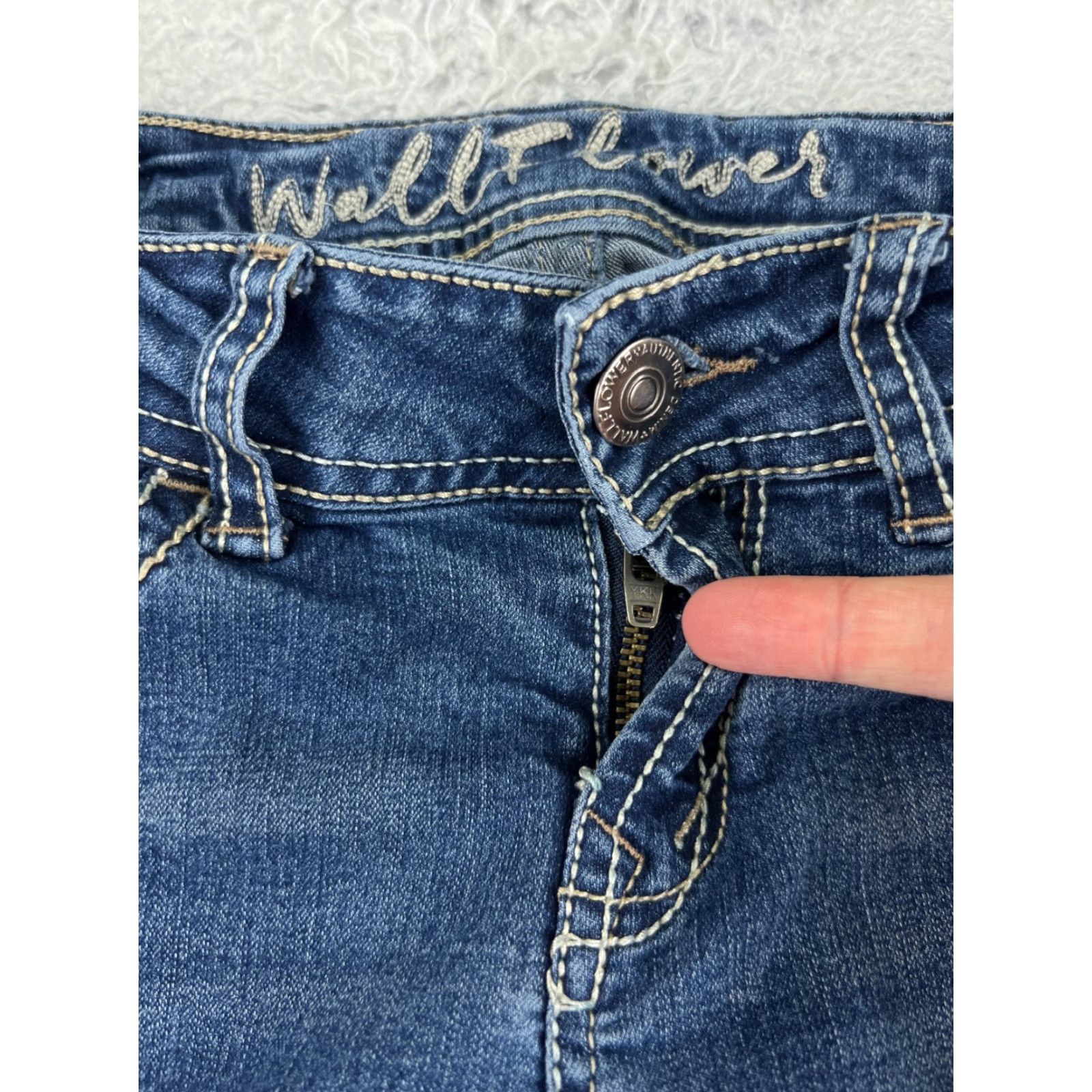 Vintage VINTAGE Wallflower Jeans Women Flared Pants Cotton Rayon Blue Embroidered Rhinestone 22x29 Size 25" / US 0 / IT 36 - 5 Thumbnail
