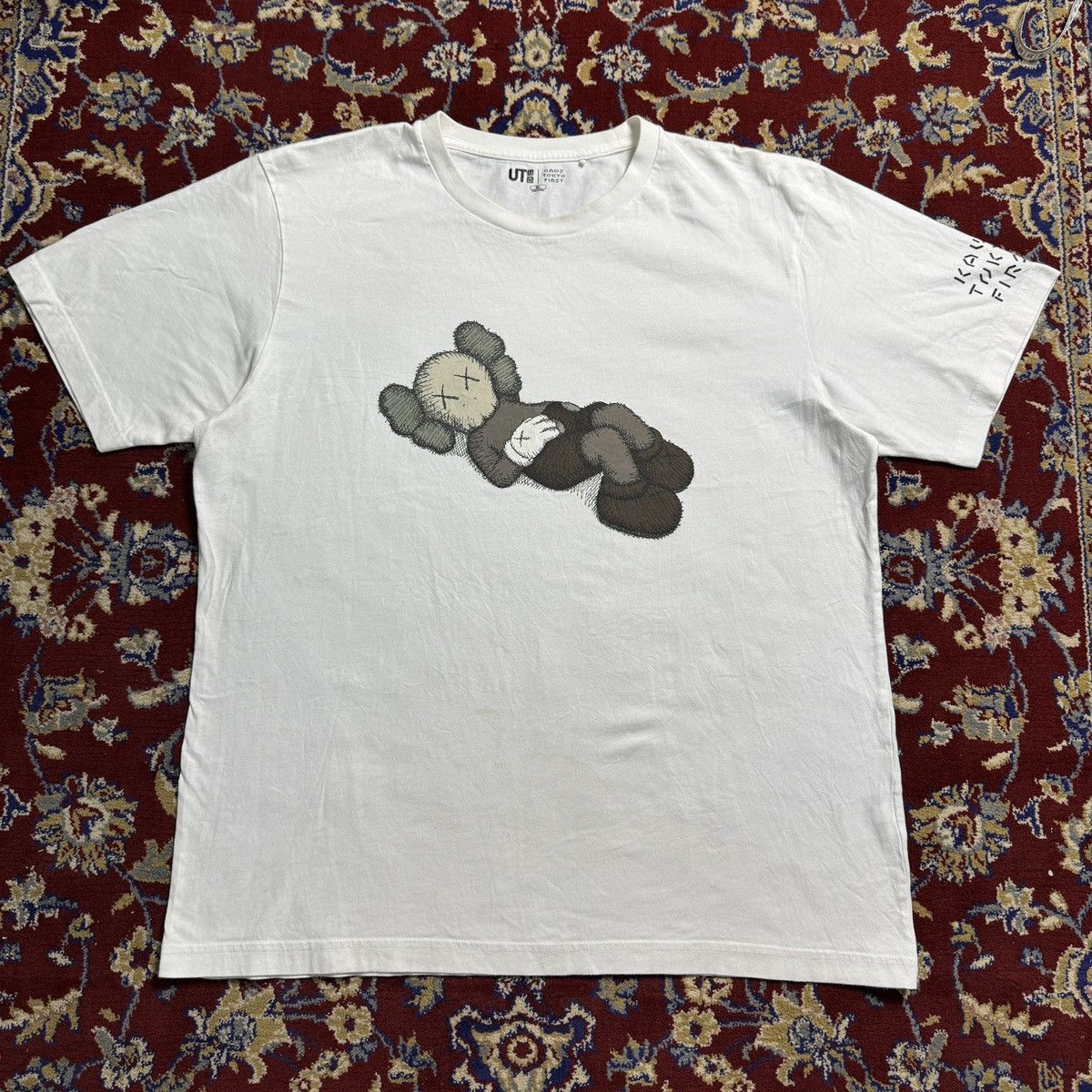 Kaws Kaws sleeping x Uniqlo Tokyo first Mori artist graffiti tee Size US XL / EU 56 / 4 - 2 Thumbnail