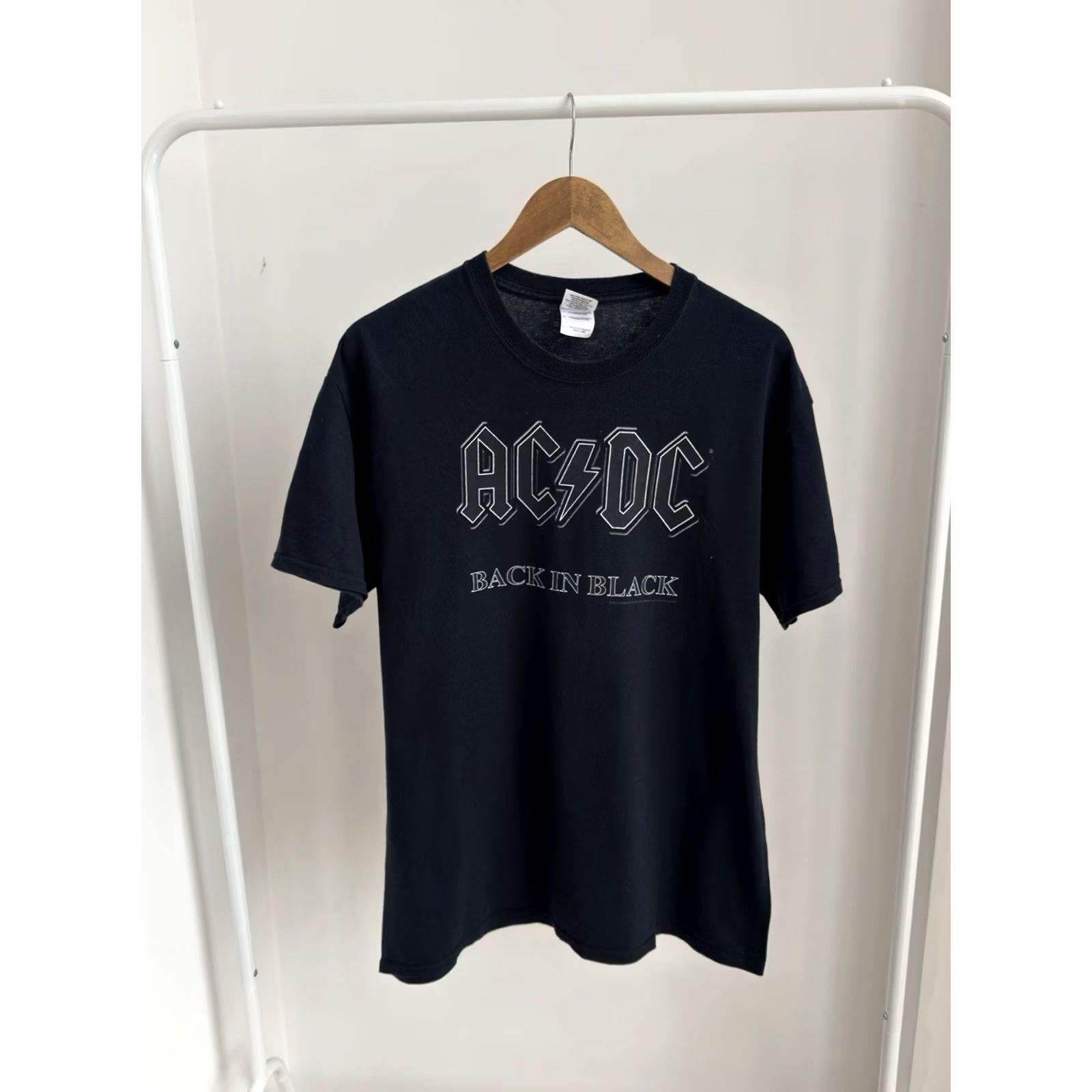 Gildan VINTAGE ACDC BACK IN BLACK 2010 BAND ROCK LOGO BLACK T-SHIRT Men L Size US L / EU 52-54 / 3 - 2 Thumbnail