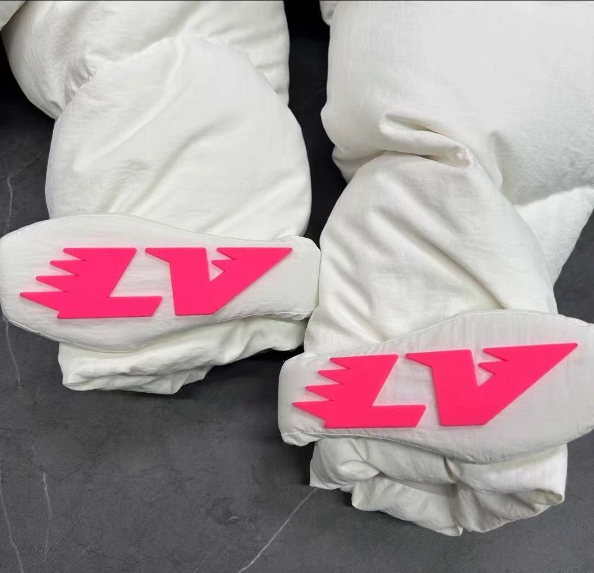 Louis Vuitton louis vuitton White fluorescent powder offset printing patt Size US M / EU 48-50 / 2 - 4 Thumbnail