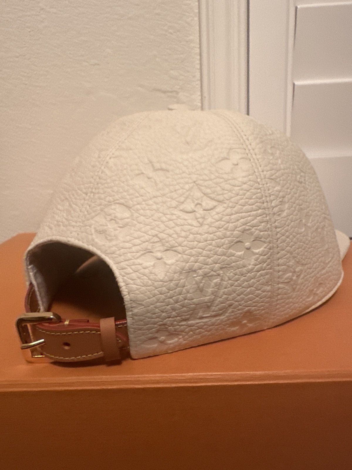 Louis Vuitton Louis Vuitton Friends White Hat Size ONE SIZE - 2 Thumbnail