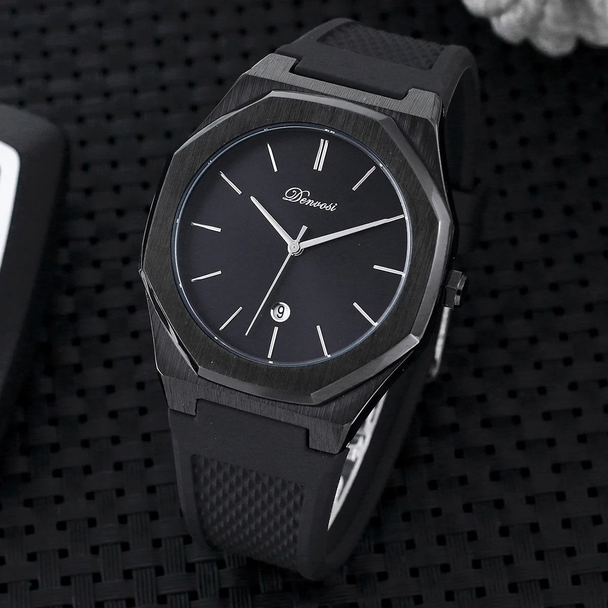 Luxury Casual Sports Watch For Men Quartz Movement Waterproof in Black