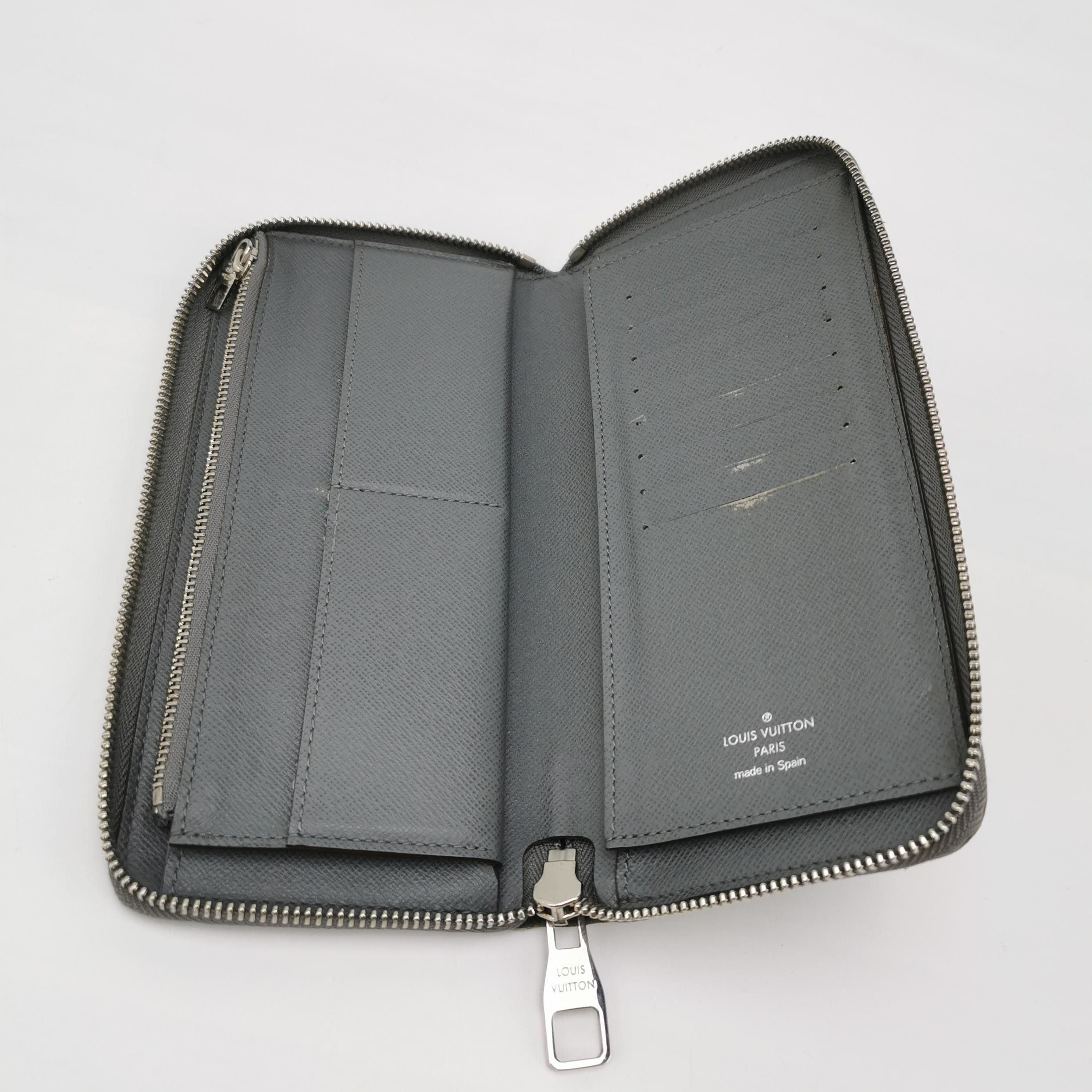 Louis Vuitton (LV) Zippy Cowhide Solid Zip Around Wallet -y