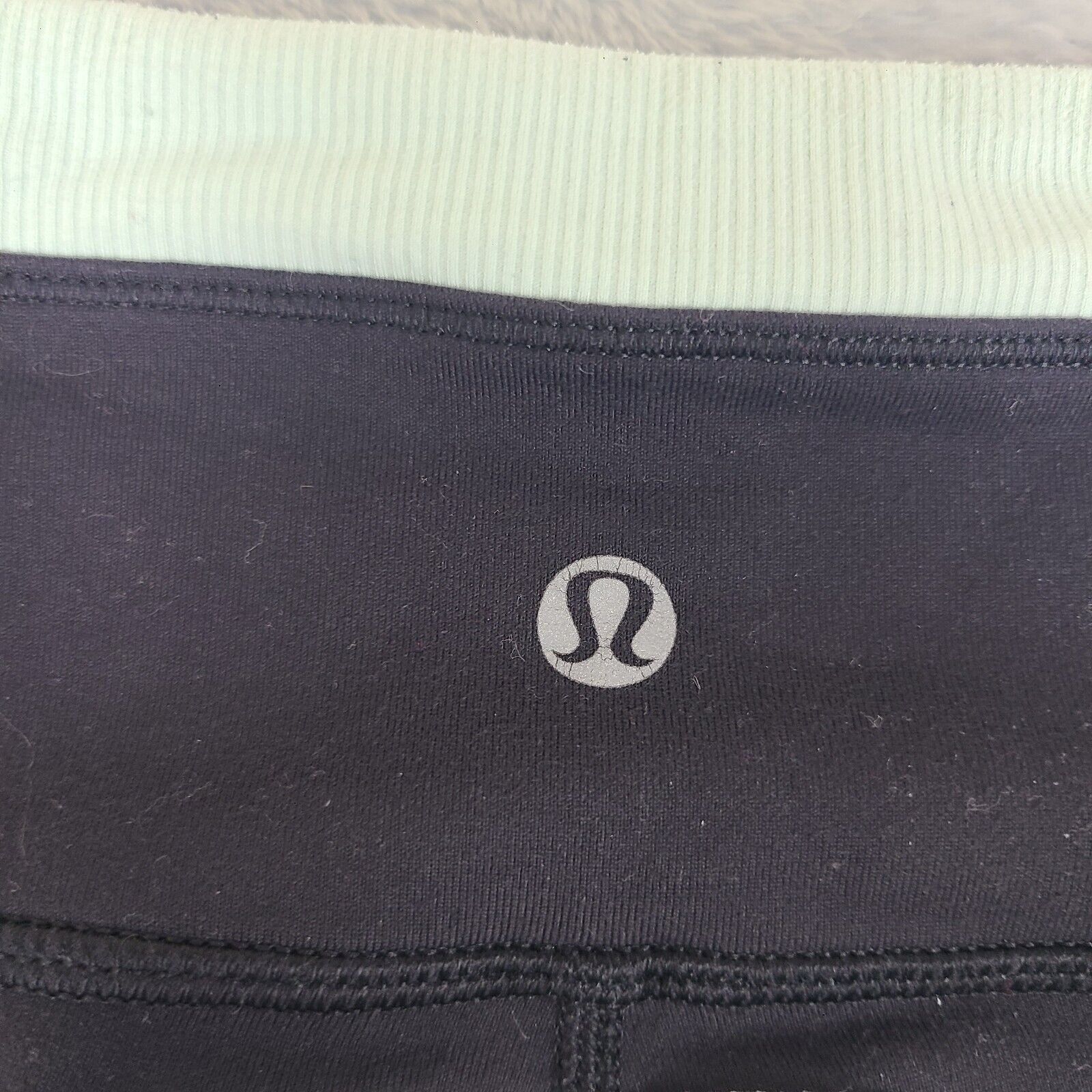 Lululemon Women's Lululemon Black Stretch Pull On Capri YOGA Leggings Size 27" / US 4 / IT 40 - 6 Thumbnail