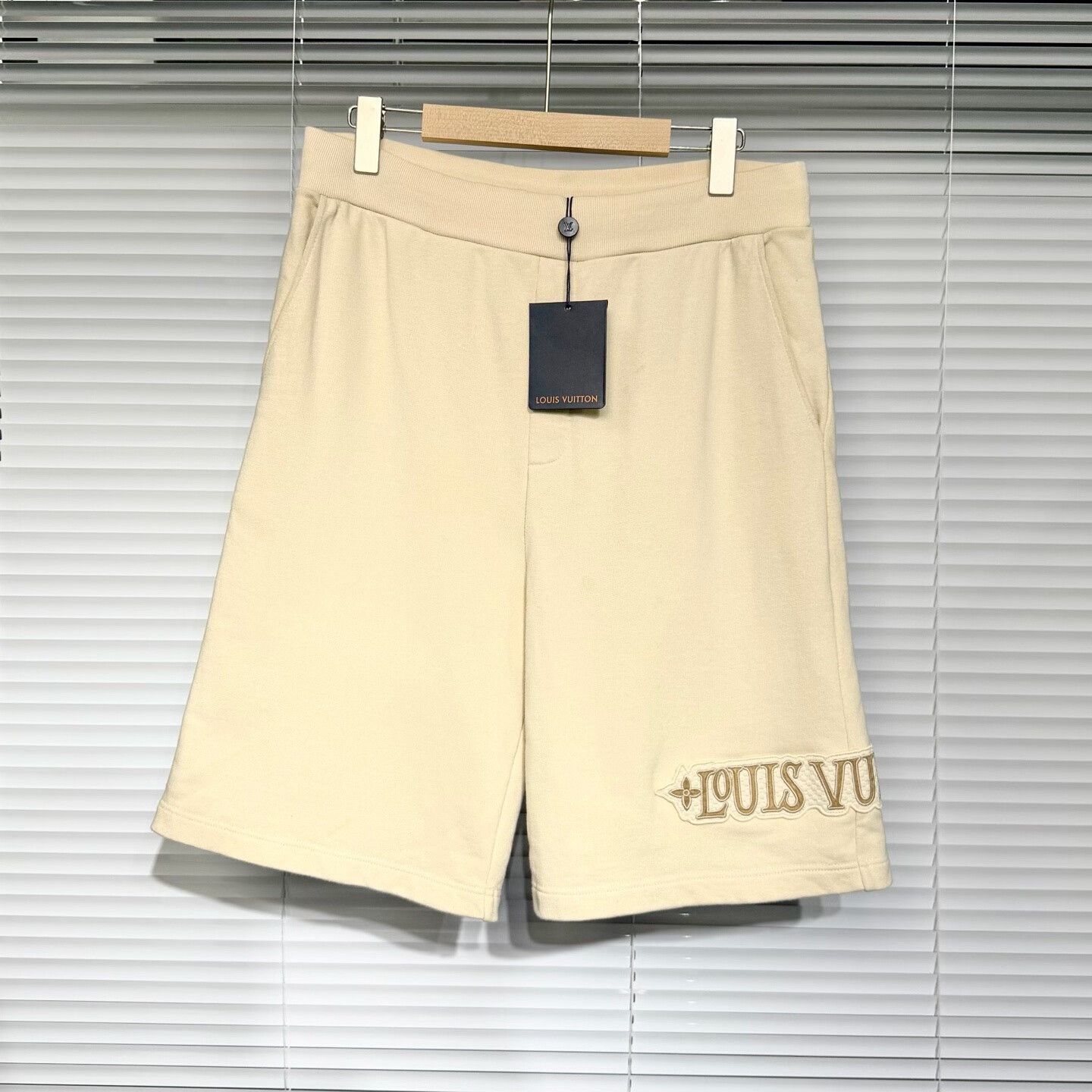 Louis Vuitton louis vuitton embroidered casual shorts in beige Size US 28 / EU 44 - 1 Thumbnail