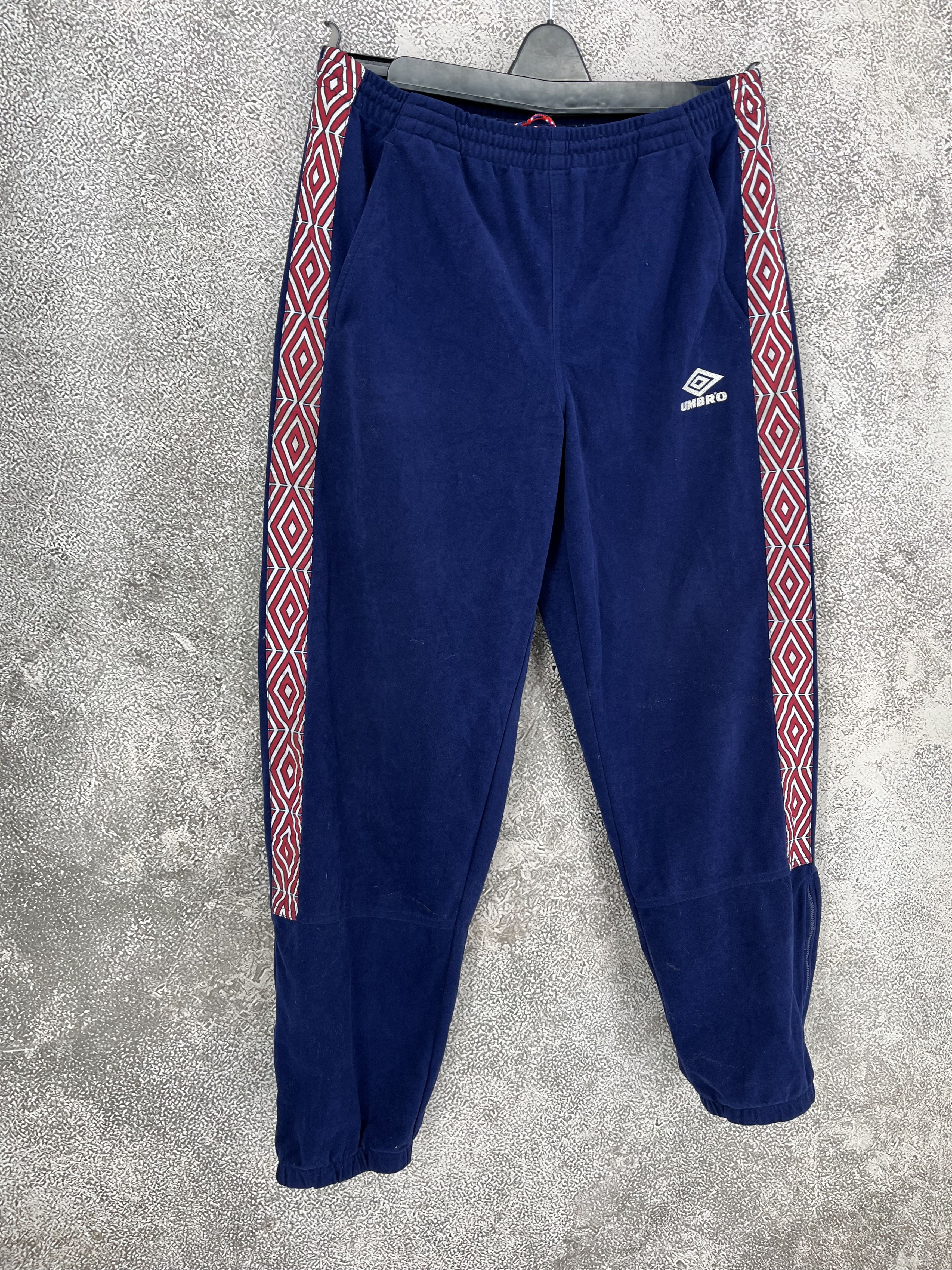 Umbro VERY RARE UMBRO VELOURS FC MANCHESTER UNITED Size US L / EU 52-54 / 3 - 16 Thumbnail