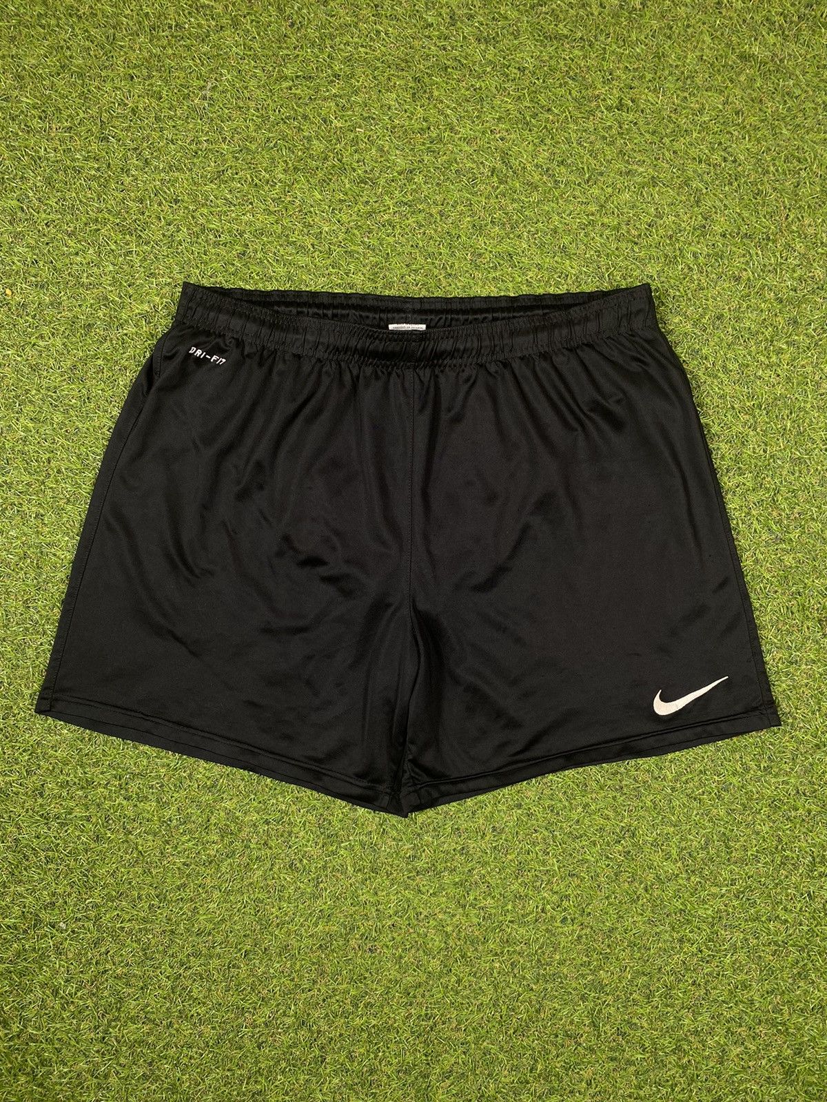 Nike Vintage Nike shorts streetwear swoosh casual y2k size XL Size US 36 / EU 52 - 1 Thumbnail