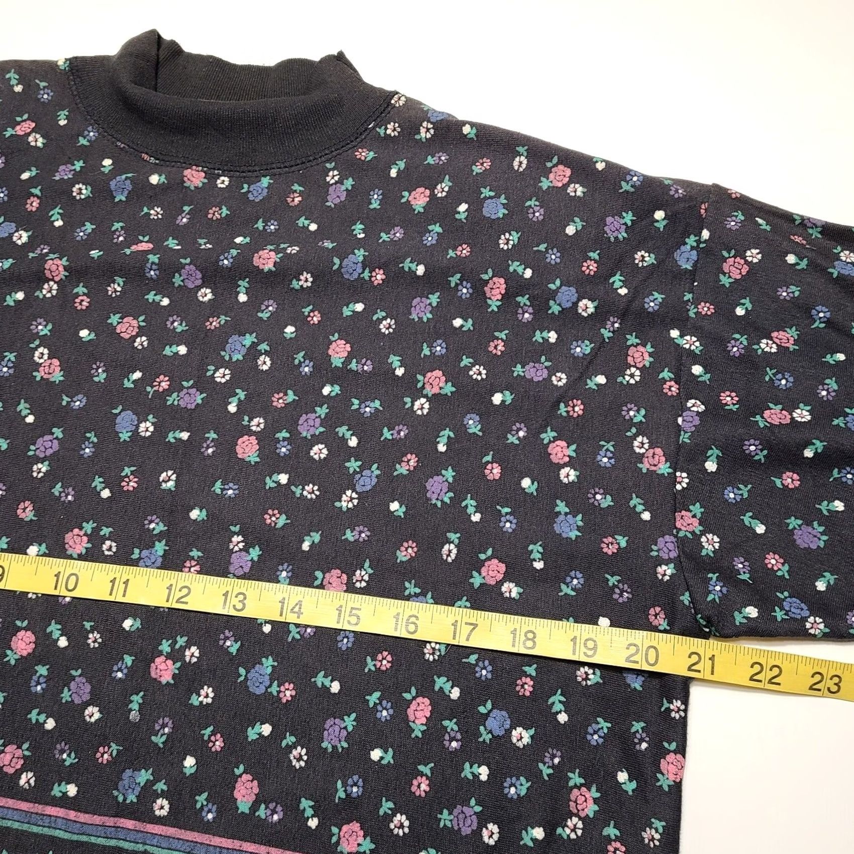 Vintage VINTAGE Bella Mia International Aop Floral T-Shirt Womens Small Retro 90s USA Black Floral Short Sleeve Mock Neck Cotton Blend Classic Fit Size S / US 4 / IT 40 - 7 Thumbnail