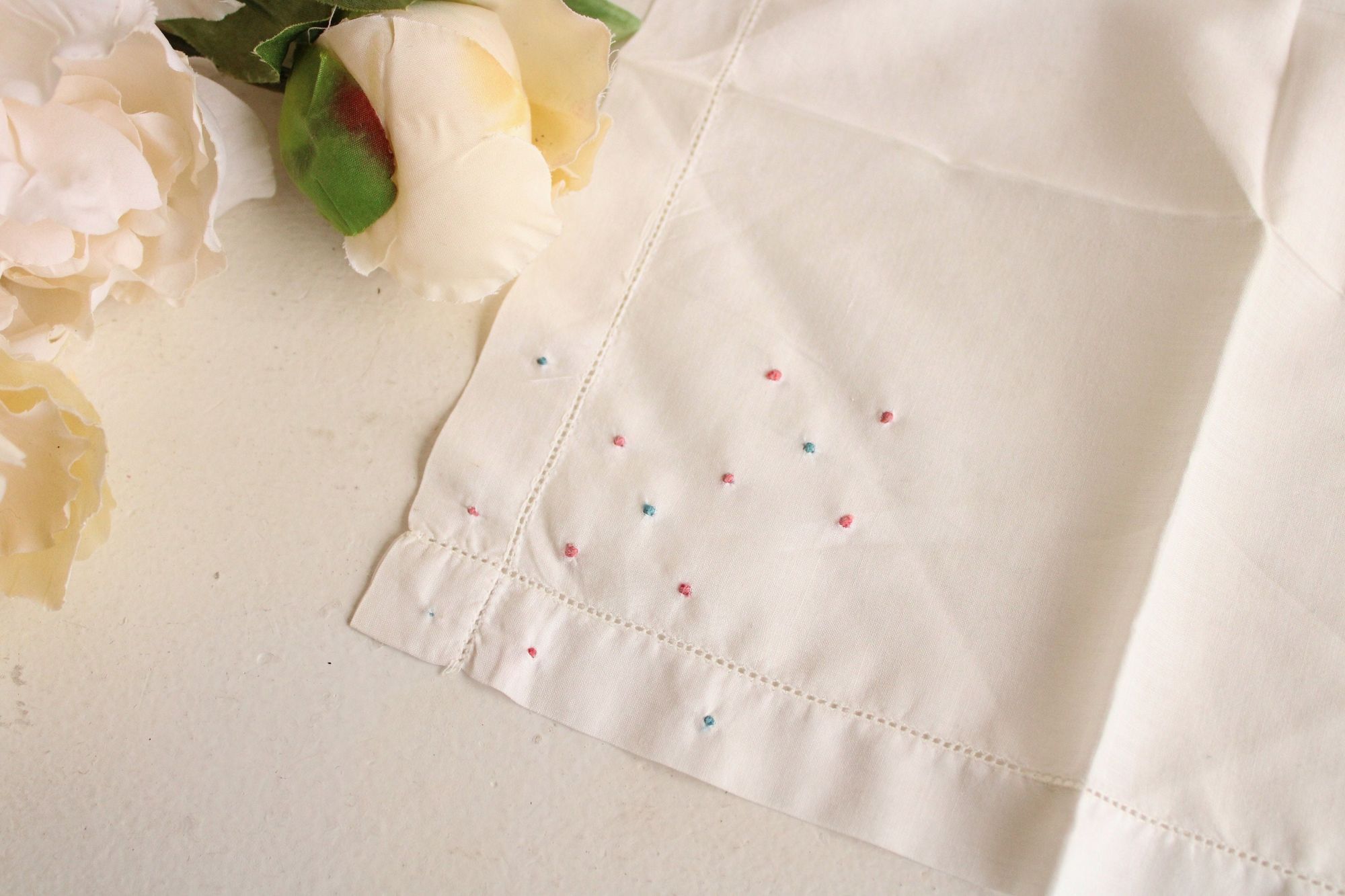 Vintage Vintage Handkerchief, White Linen with Pink and Blue Swiss D Size ONE SIZE - 5 Thumbnail