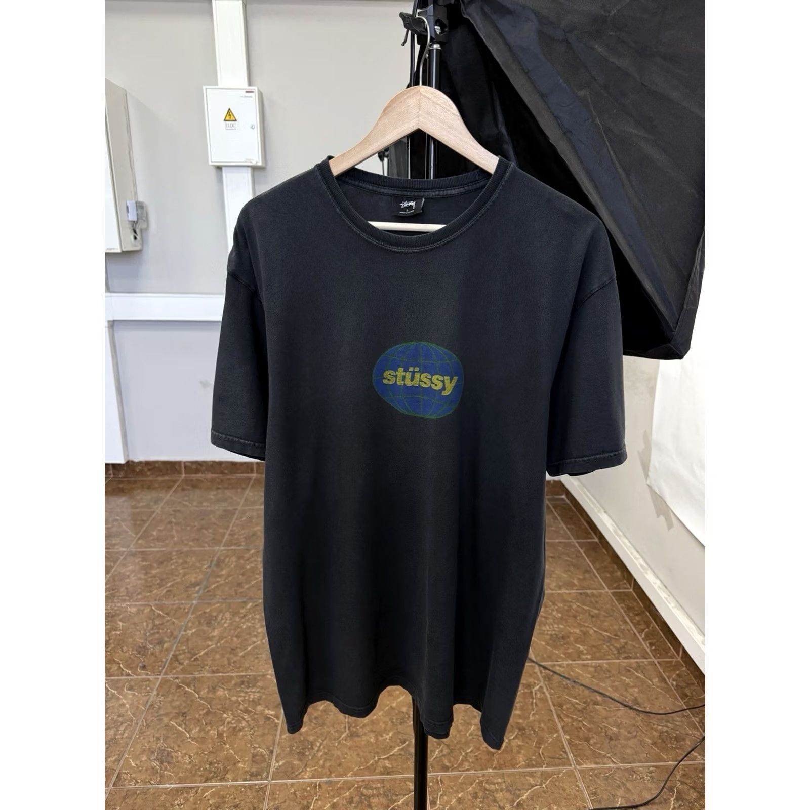 Vintage VINTAGE Stussy T-Shirt Retro Gr ay Pigment Global Y2K Hype Size L Mens Size US L / EU 52-54 / 3 - 2 Thumbnail