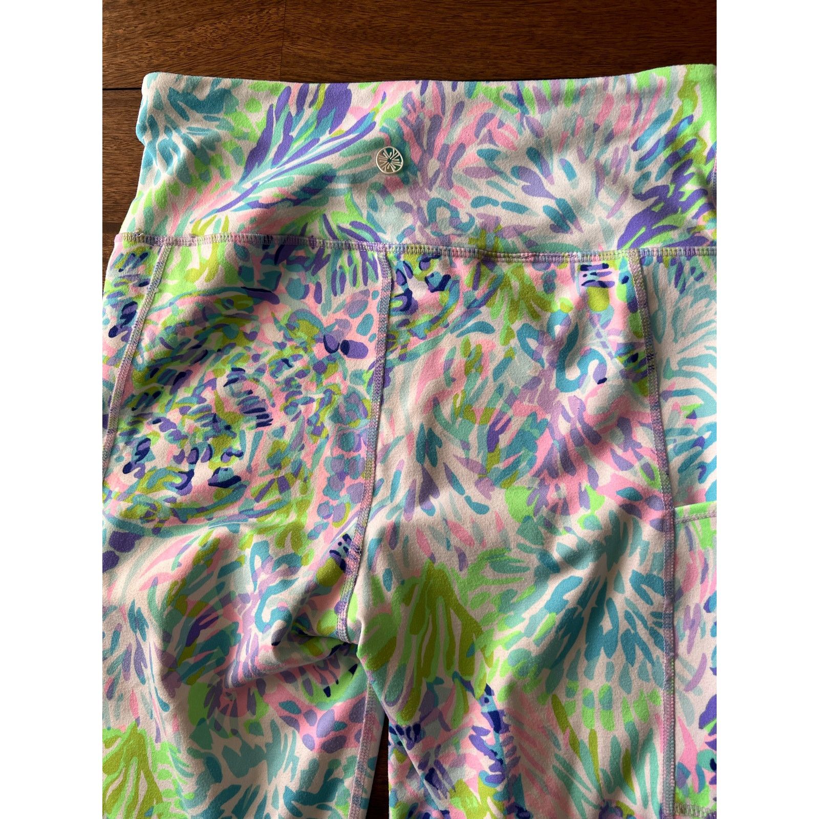 Lilly Pulitzer Lilly Pulitzer Shell Of a Party Luxletic Cropped Pant Medium Size 26" / US 2 / IT 38 - 6 Thumbnail