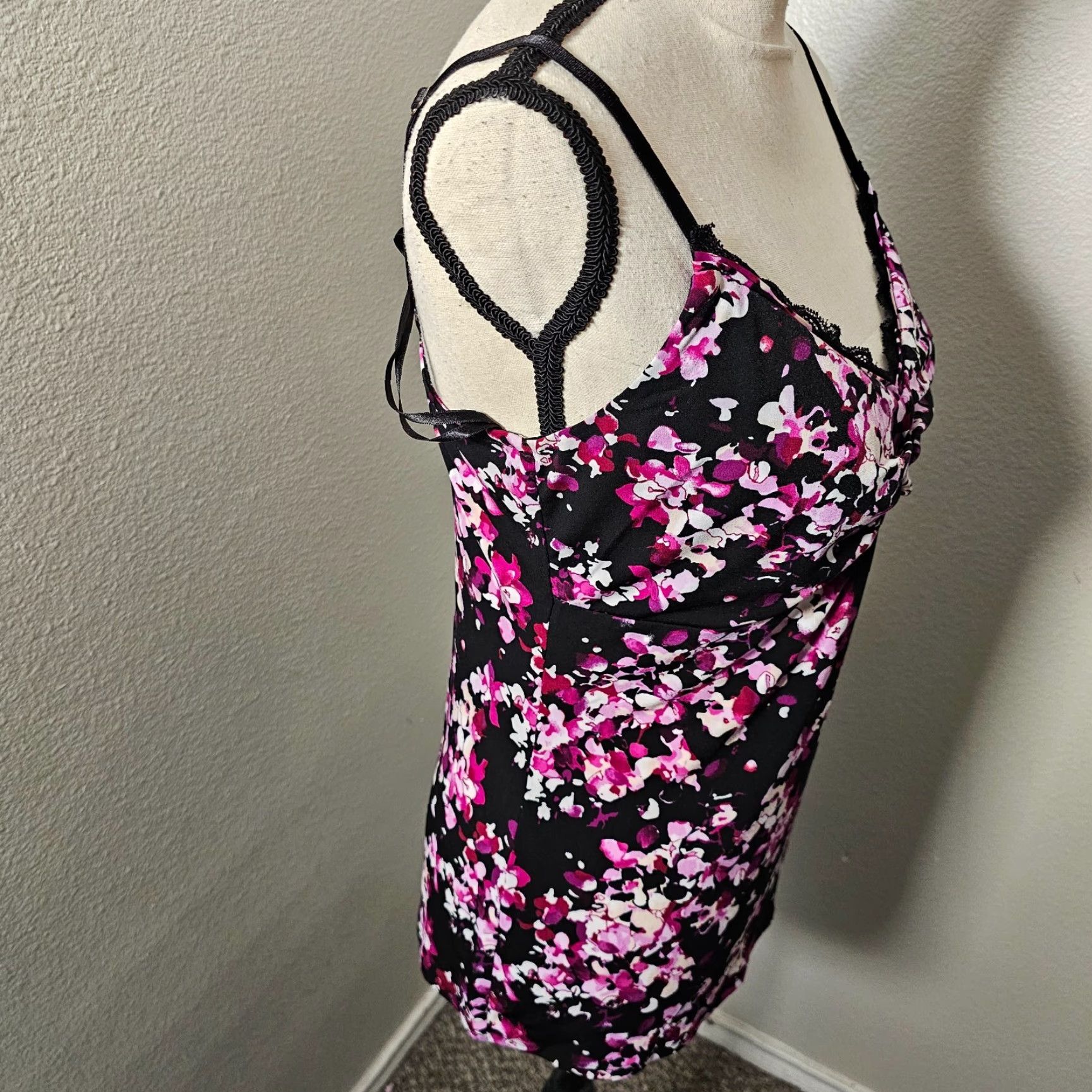 White House Black Market White House Black Market Flower Tank Top Size Medium Black Ruched Chest Size M / US 6-8 / IT 42-44 - 5 Thumbnail