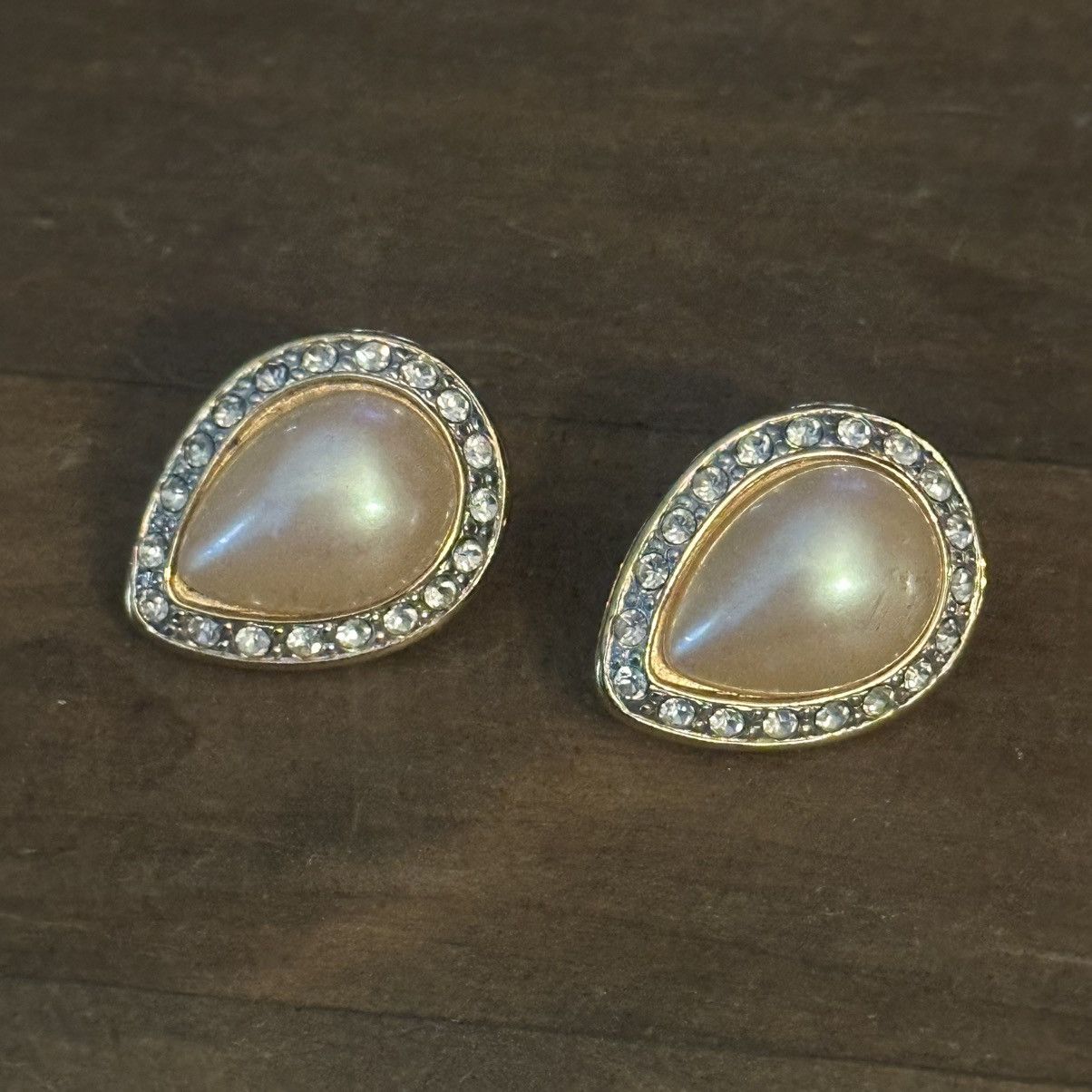 Monet Vintage Monet Pearl and Crystal teardrop clip on earrings Size ONE SIZE - 7 Thumbnail