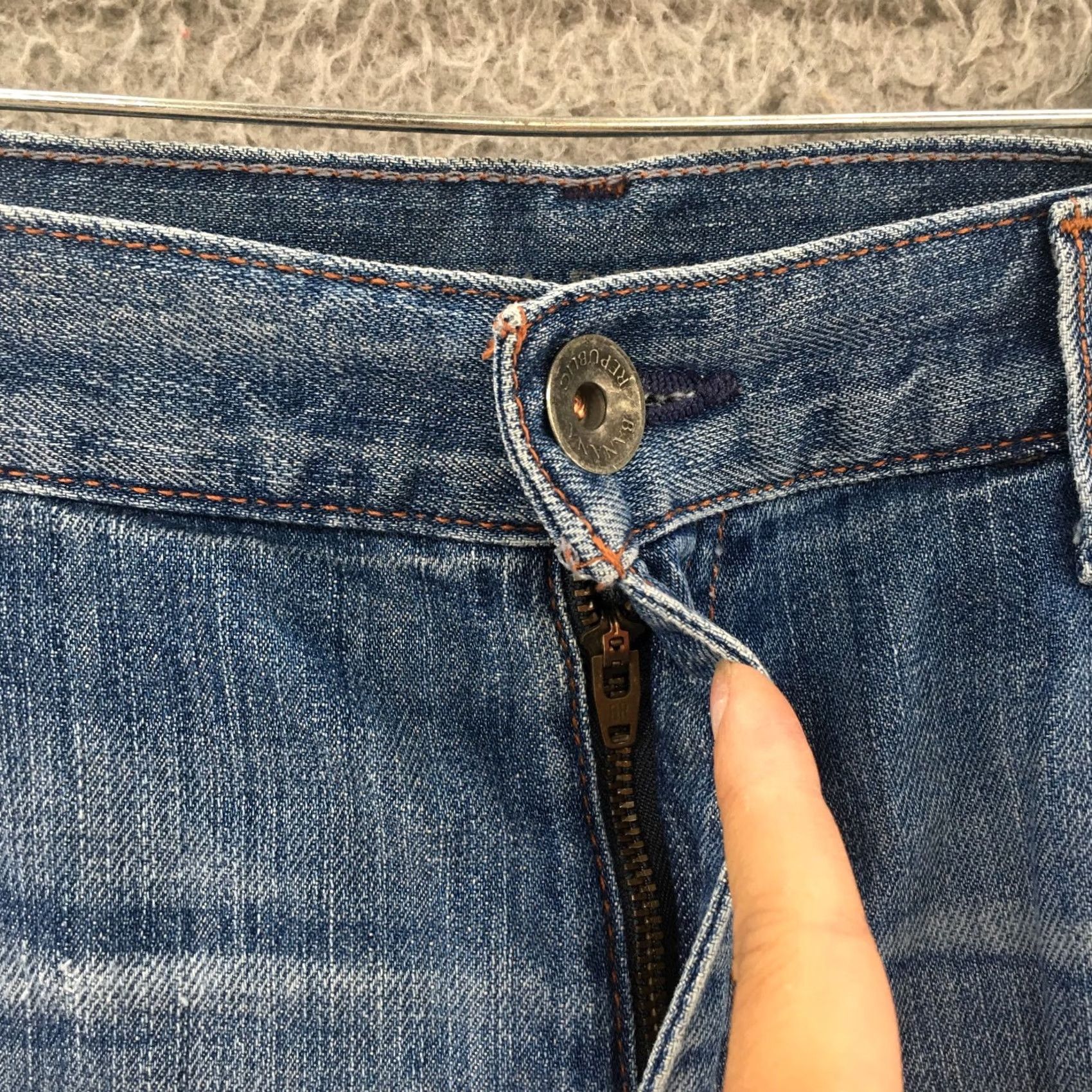 Banana Republic Banana Republic Jeans Mens 30 Blue Light Wash Denim Mid Rise Zip Straight Leg 5-Pocket Regular Cotton Denim Jeans Mens Boys? Size US 30 / EU 46 - 4 Thumbnail