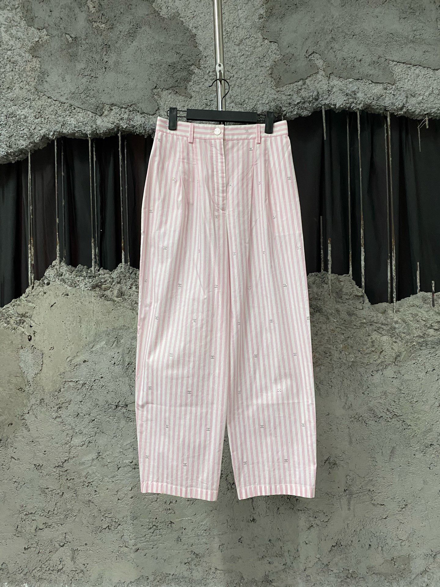 Chanel Chanel Striped Pants 26 Women Size 26" / US 2 / IT 38 - 1 Thumbnail