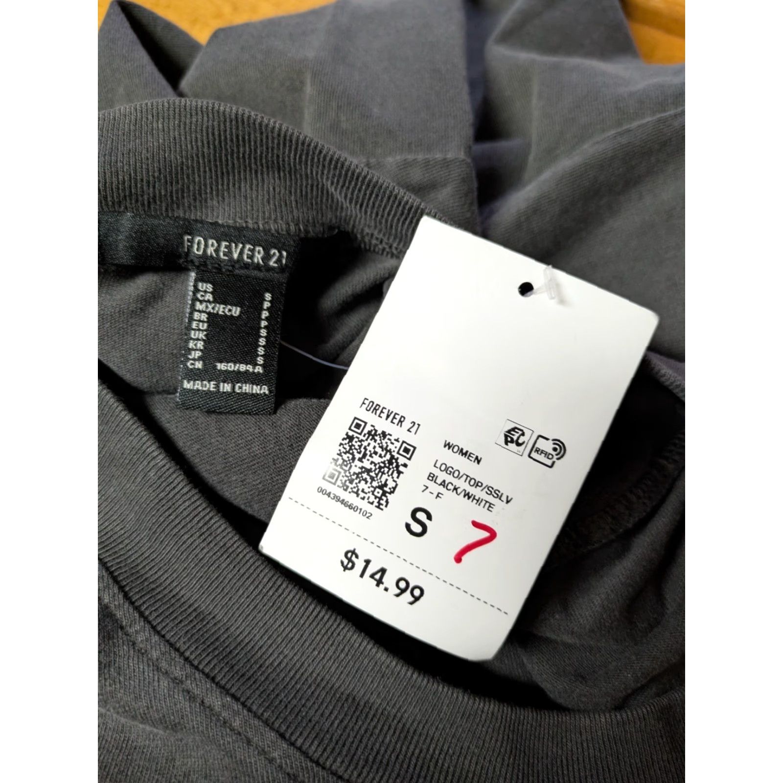 Forever 21 Womens FOREVER 21 Boxy T Shirt Small New NWT Koreatown LA NY California Black Short Sleeve Crew Neck Pullover Relaxed Size S / US 4 / IT 40 - 4 Thumbnail