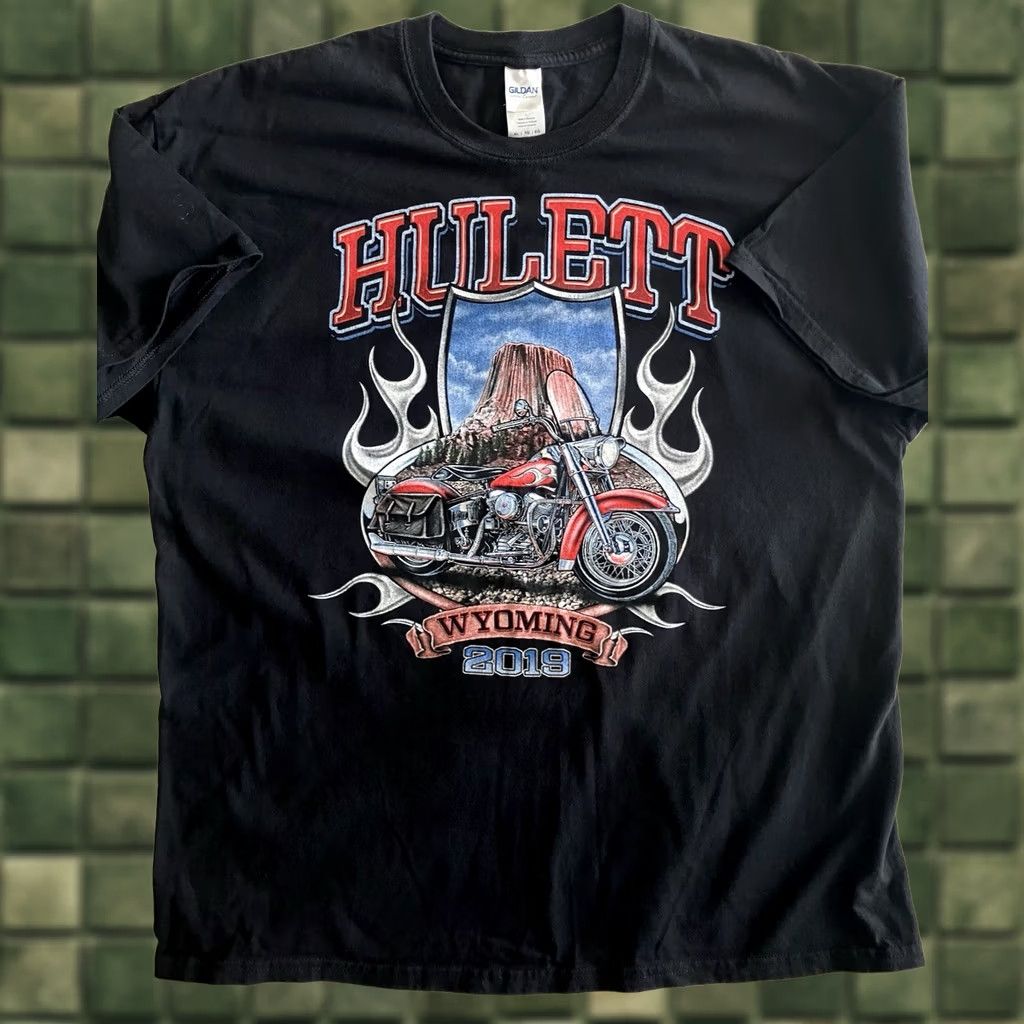 Gildan VINTAGE Hulett Wyoming Motorcycle Rally Devils Tower Black T-Shirt Gildan XL 2019 Size US XL / EU 56 / 4 - 1 Thumbnail