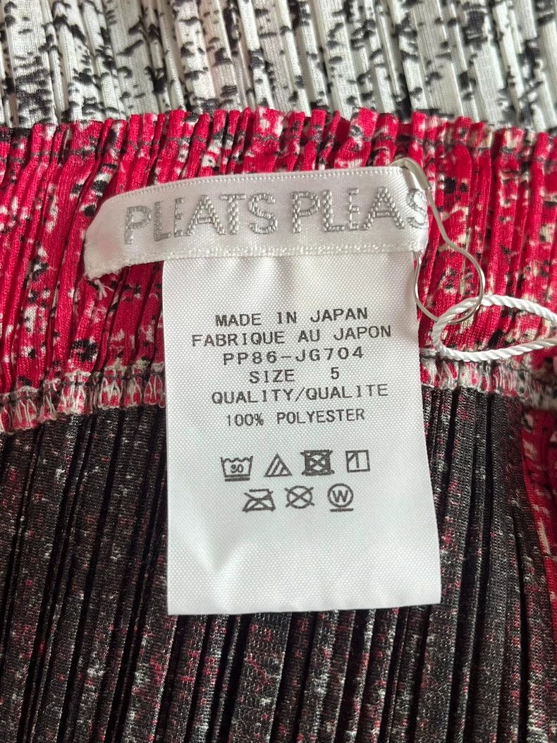 Issey Miyake Issey Miyake size:5 Red and black color-blocked Green Moun Size 22" - 3 Thumbnail