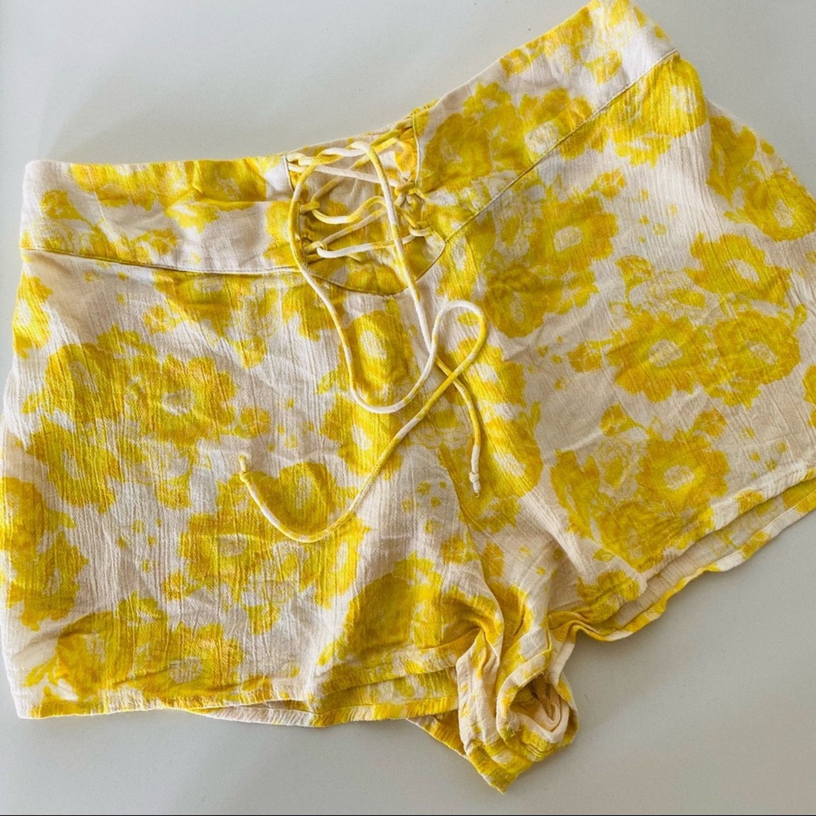 Billabong BILLABONG Yellow White Printed Beach Lounge Tie Mini Shorts Size 28" / US 6 / IT 42 - 1 Thumbnail