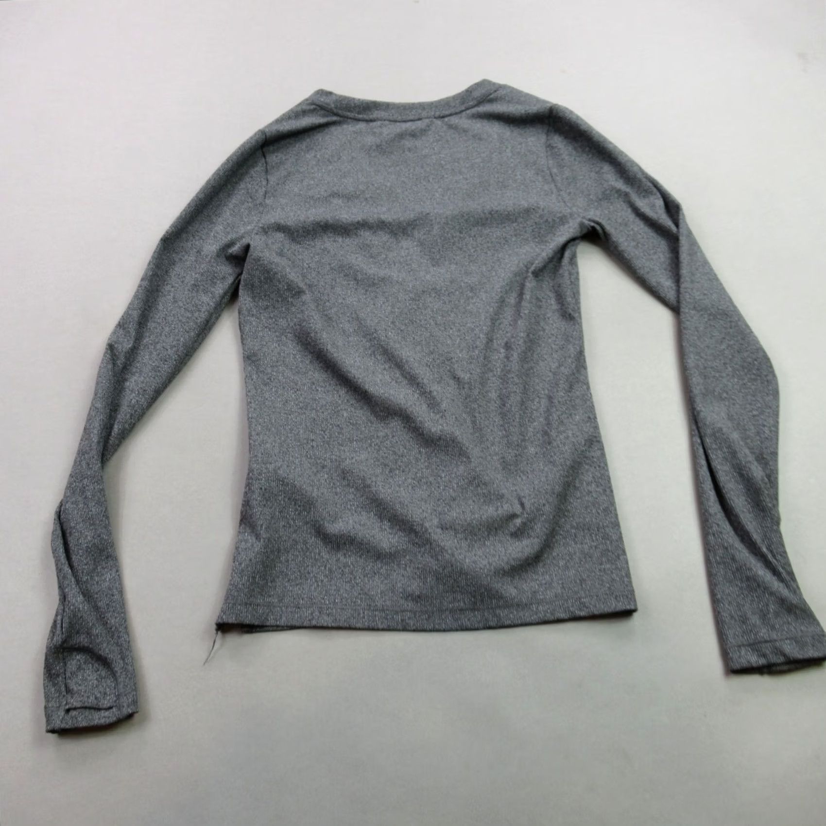 Athleta Athleta Shirt Womens XS Long Sleeve Lightweight V Neck Henley Gray Size XS / US 0-2 / IT 36-38 - 6 Thumbnail