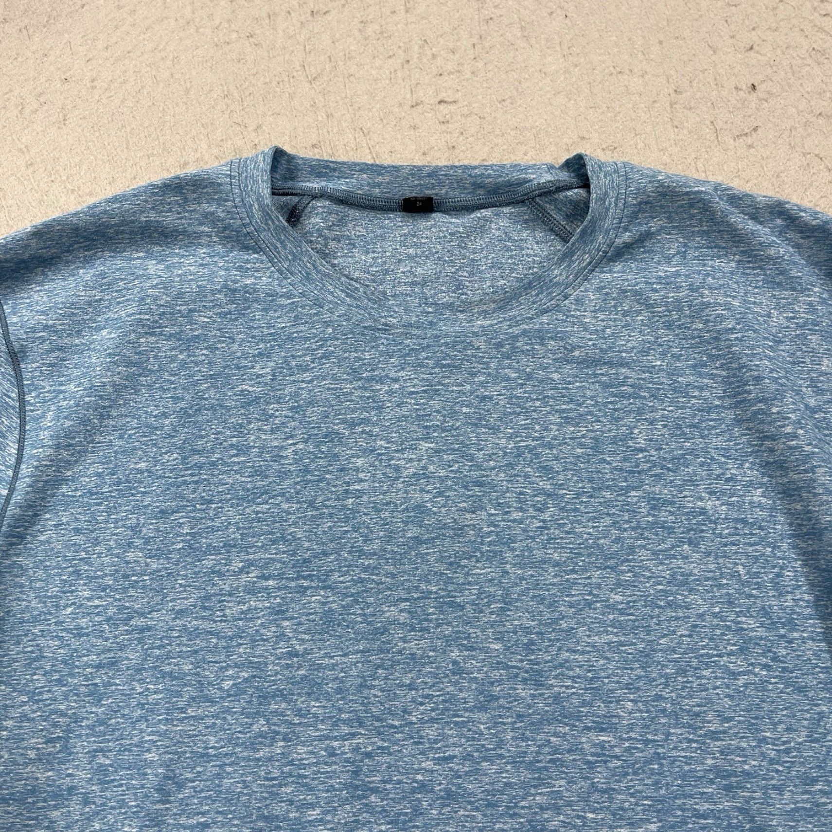Lululemon Lululemon Shirt Mens Large Blue Surge Warm Crewneck Solid Gym Active Reflective Size US L / EU 52-54 / 3 - 2 Thumbnail