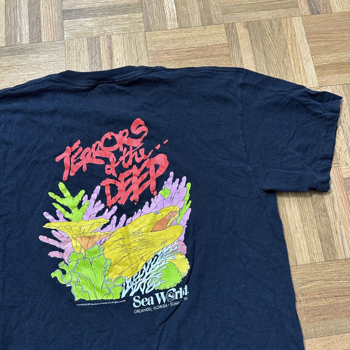 Tultex Vintage Sea World Terrors of the Deep tee Size US L / EU 52-54 / 3 - 3 Thumbnail