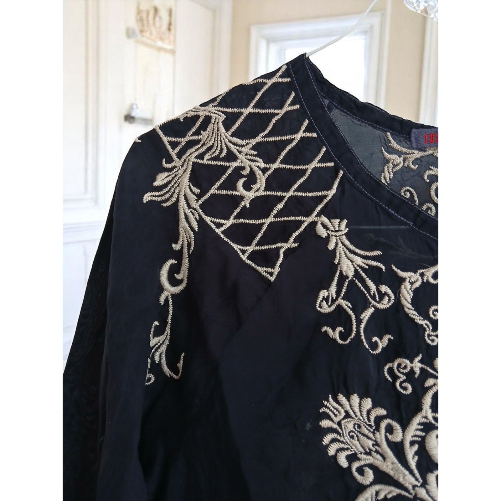 Johnny Was Johnny Was Embroidered Crew Neck Buttoned L/S Size: SP Size S / US 4 / IT 40 - 6 Thumbnail