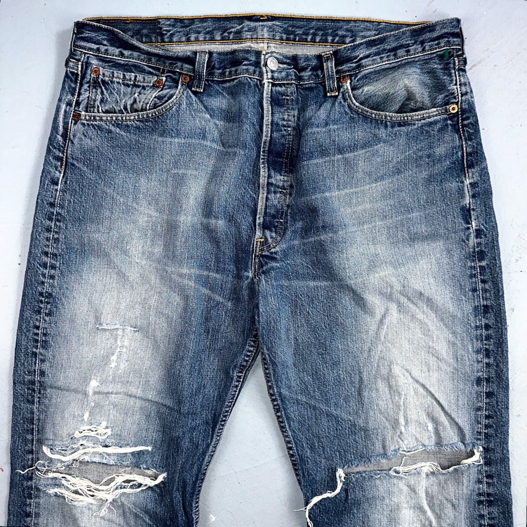 Levi's VINTAGE Levi's 501 Jeans Blue Mid Wash 38x34 Straight Leg 90s Mens Size US 38 / EU 54 - 2 Thumbnail