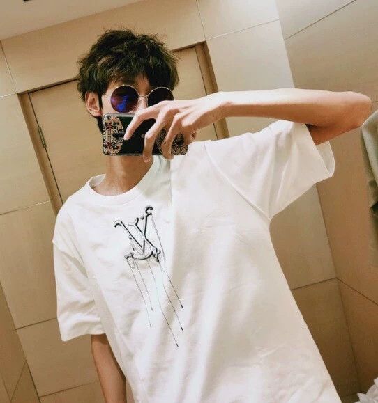 Louis Vuitton Louis Vuitton White logo pendant printed cotton crew neck Size US L / EU 52-54 / 3 - 9 Thumbnail