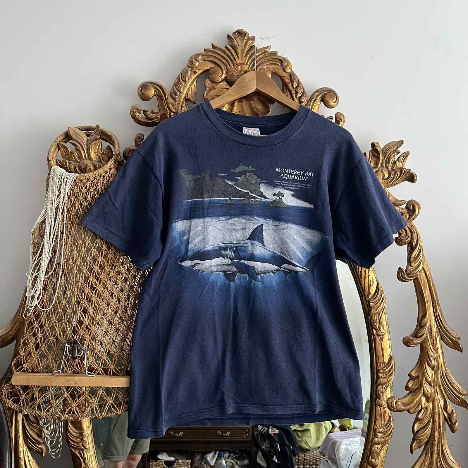 Vintage VINTAGE Hanes Shark Ocean Print T Shirt Mens USA Shirt Sz L Size US L / EU 52-54 / 3 - 1 Thumbnail