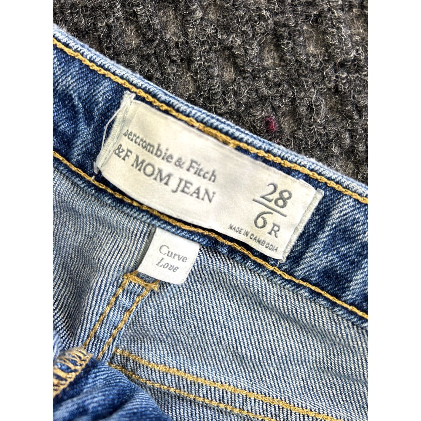 Abercrombie & Fitch Abercrombie & Fitch Jeans Women’s Mom Jean Curve Love 28 6 R Distressed Blue Denim Casual Jeans Womens Love 90s? Size 28" / US 6 / IT 42 - 4 Thumbnail