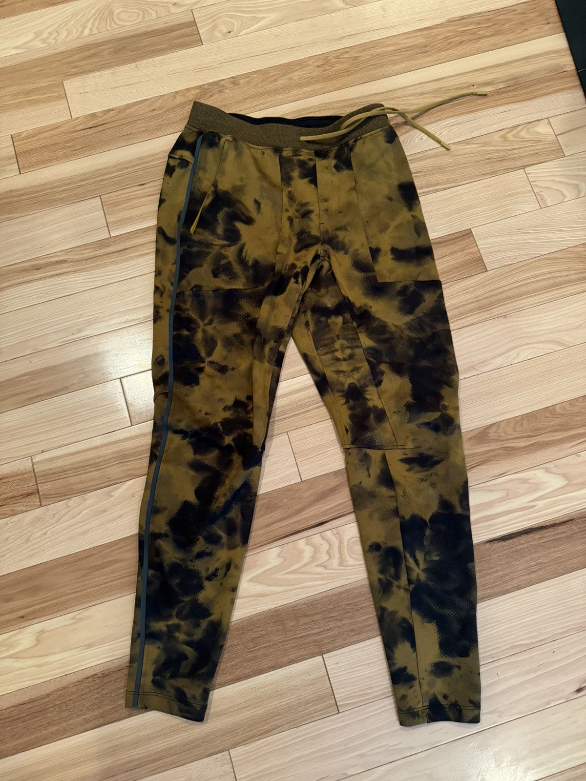 Lululemon Lululemon Joggers Size US 32 / EU 48 - 1 Thumbnail