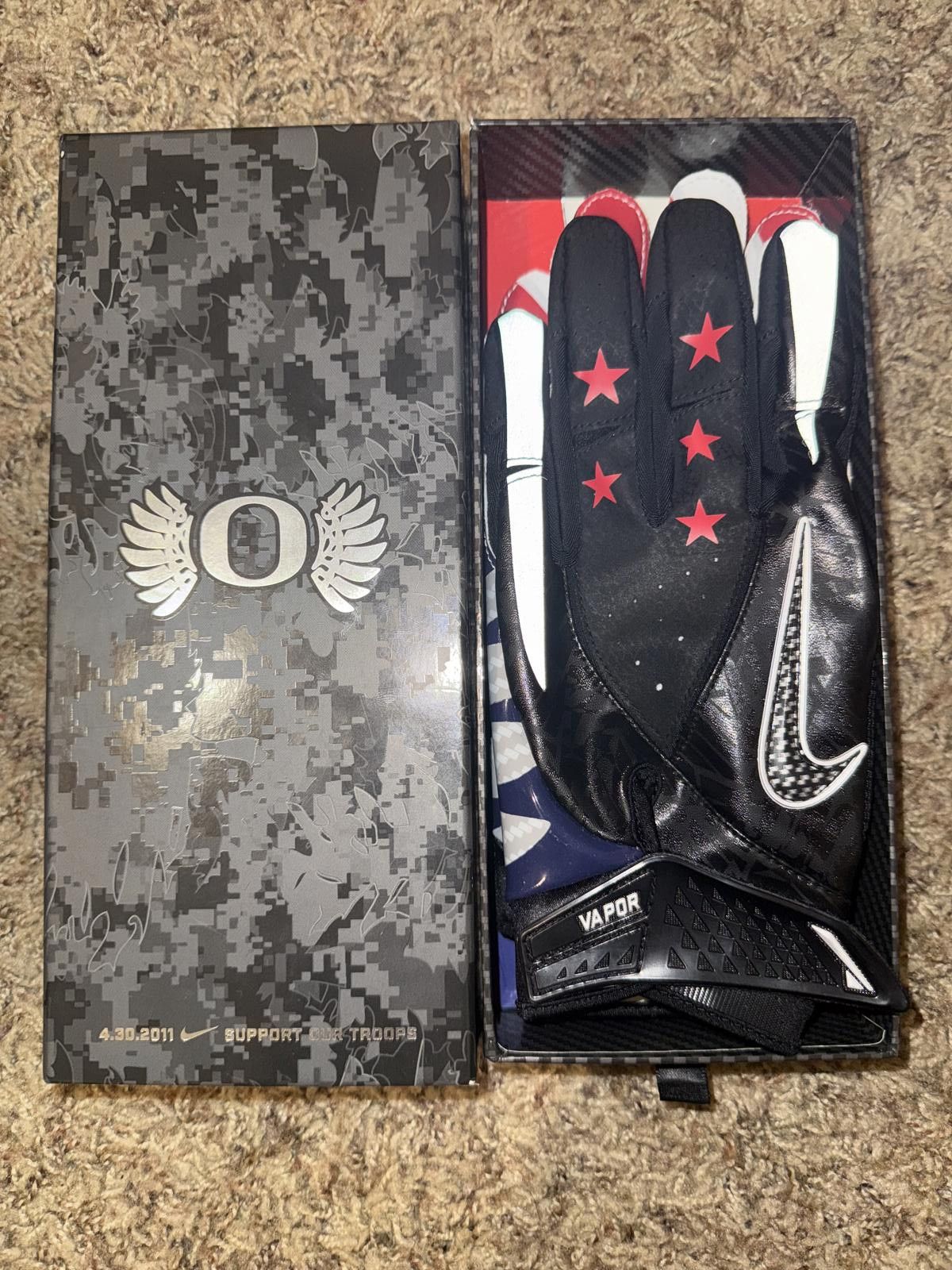 Nike Nike Men’s Oregon Ducks Support Our Troops Team Issue Gloves Size ONE SIZE - 7 Thumbnail