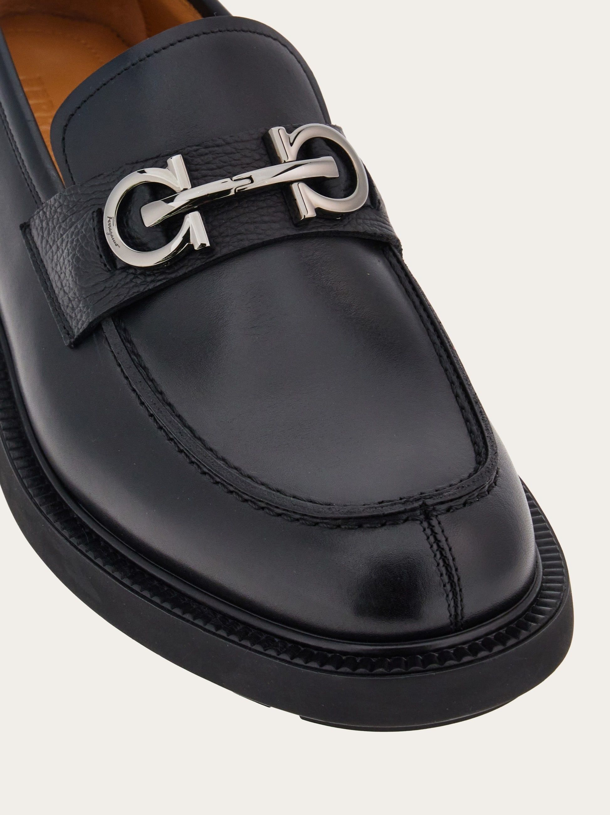 Salvatore Ferragamo o1s22i1n1025 Gancini Ornament Loafers in Black Size US 9 / EU 42 - 6 Thumbnail