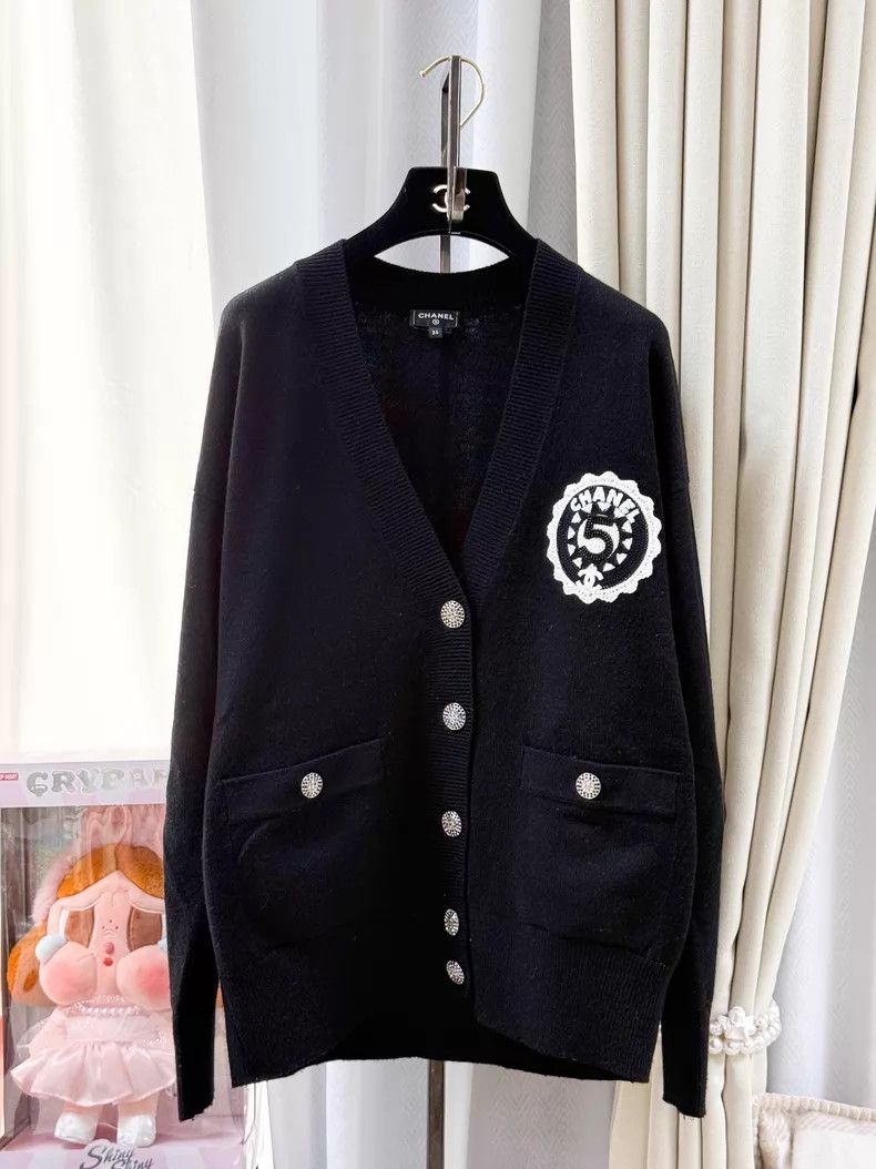 Chanel Chanel No. 5 badge embroidery long-sleeved knitted cardiga Size XXS / US 00 / IT 34 - 1 Thumbnail